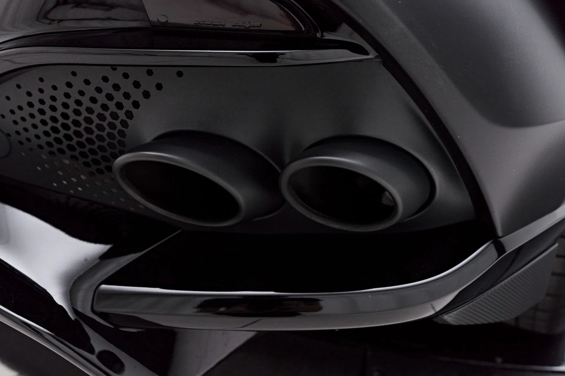 mph026_1266588775_Used_2023_Aston_Martin_DBX_707_1754786768_d3d8f60e01