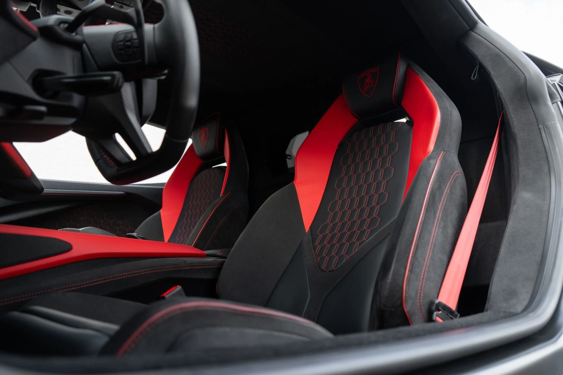 mph026_128079882_Used_2024_Lamborghini_Revuelto_1766428985_2485406121