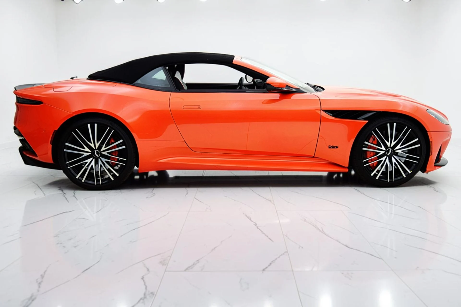 mph026_1281215146_Used_2023_Aston_Martin_DBS_Volante_a042f6977f