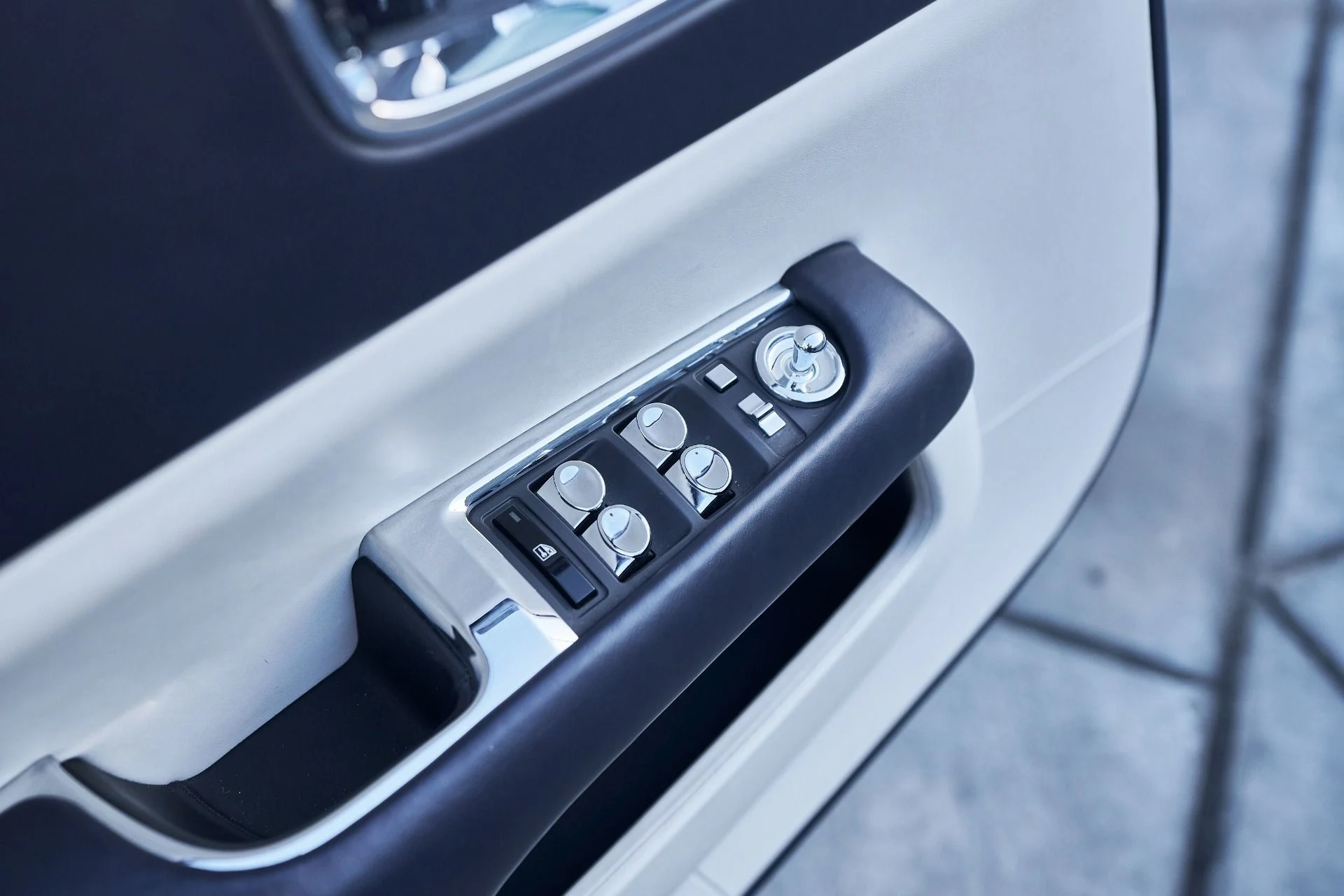 mph026_1283925462_Used_2018_Rolls_Royce_Dawn_1764124361_d7ac510884