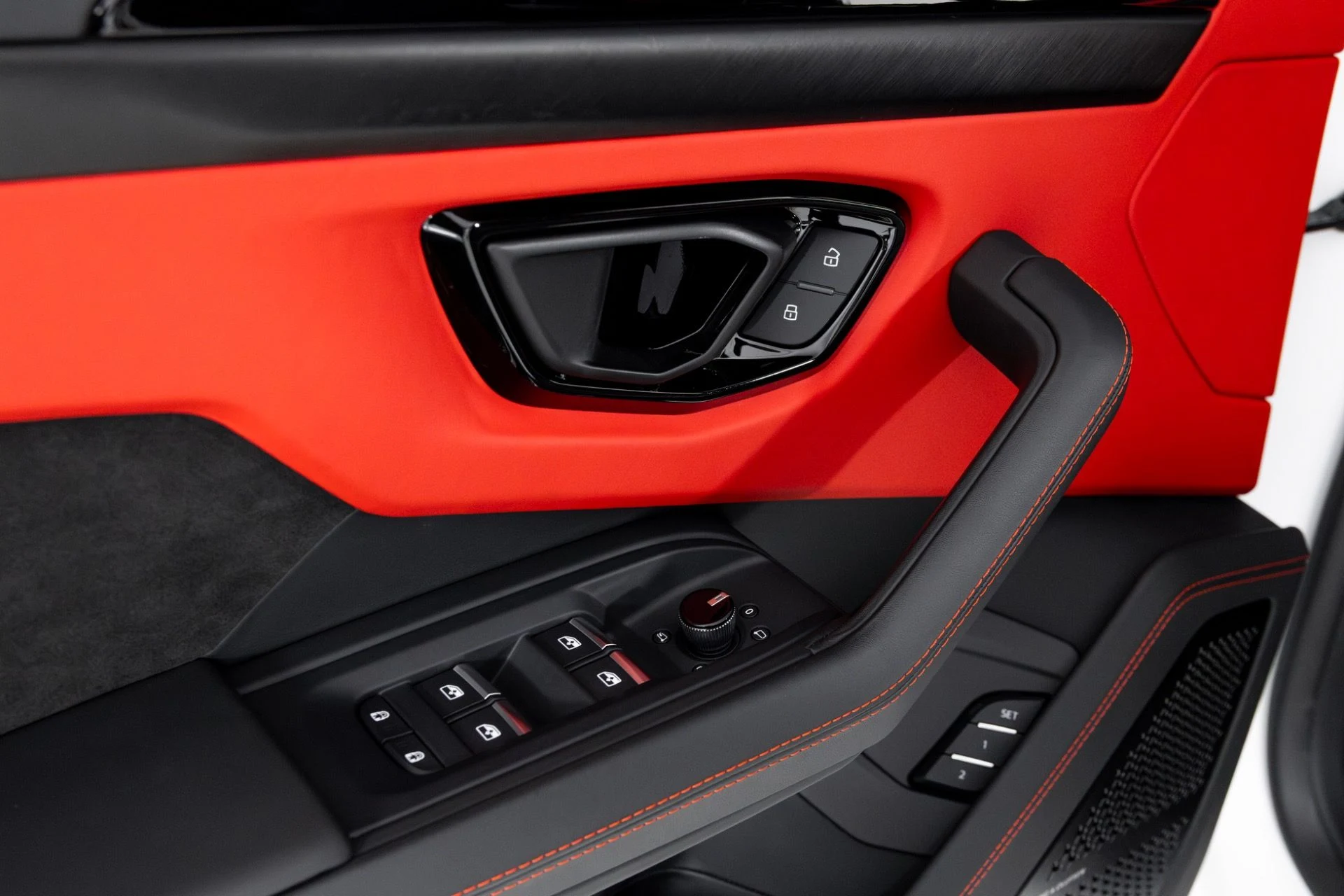 mph026_1296490470_Used_2024_Lamborghini_Urus_S_1765302052_4021bf20e9