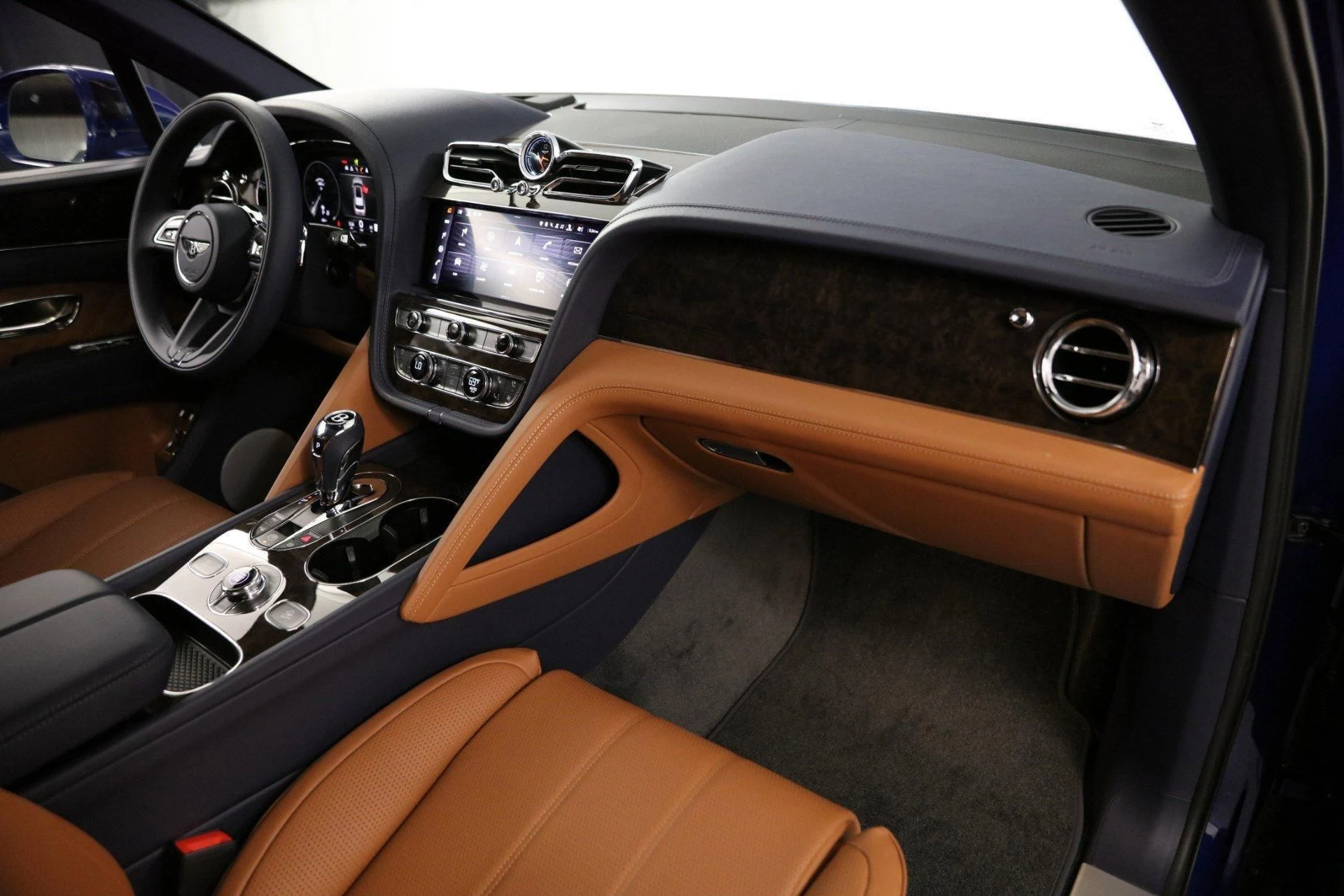 mph026_1302273465_Used_2022_Bentley_Bentayga_V8_1678278184_85f2dd52f7