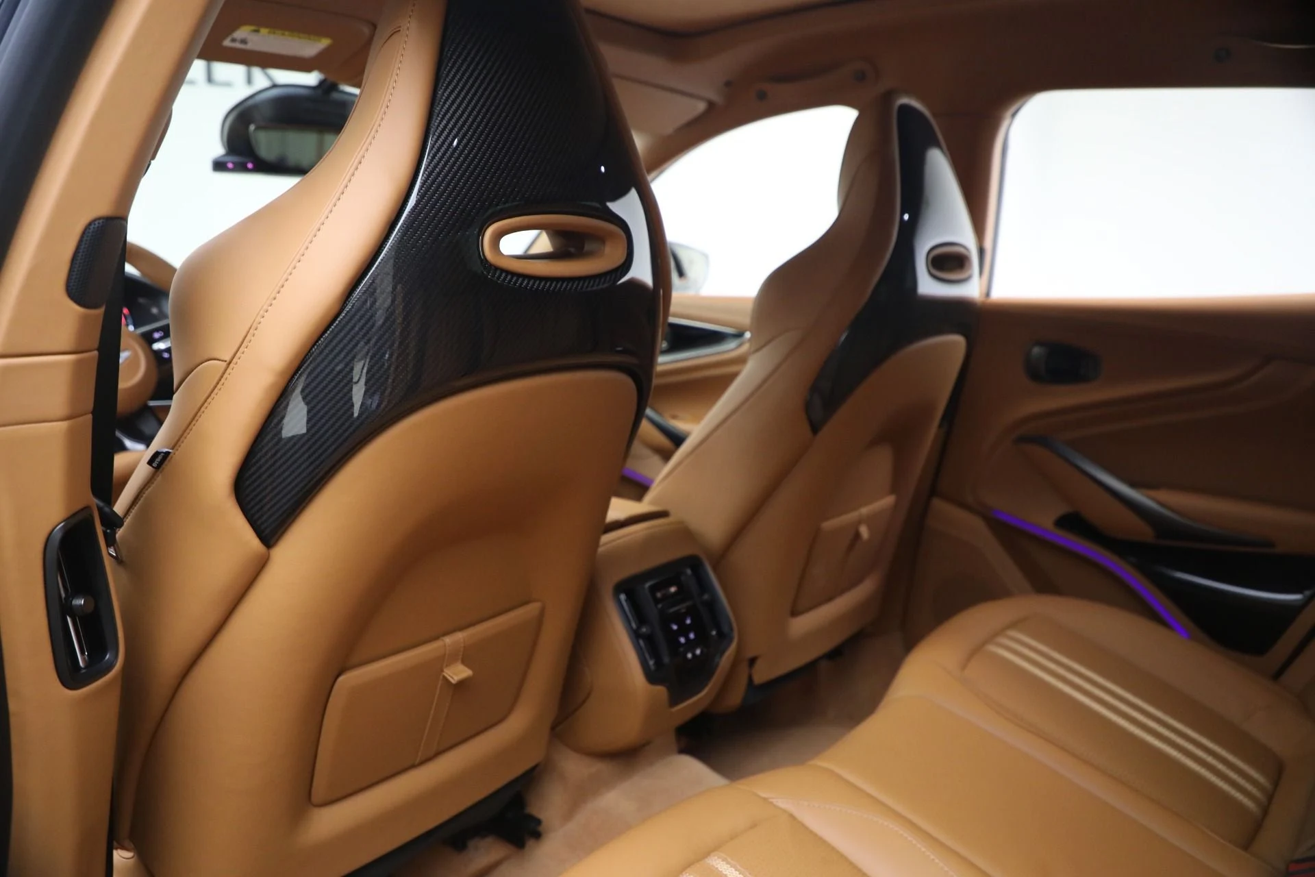 mph026_1355469166_New_2026_Aston_Martin_DBX_707_1770419667_578a5710be