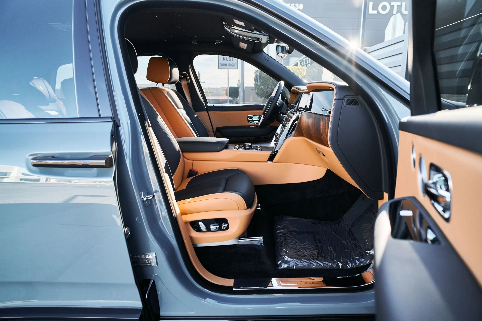 mph026_1363402212_Used_2025_Rolls_Royce_Cullinan_Base_1766020365_8ac47fe384