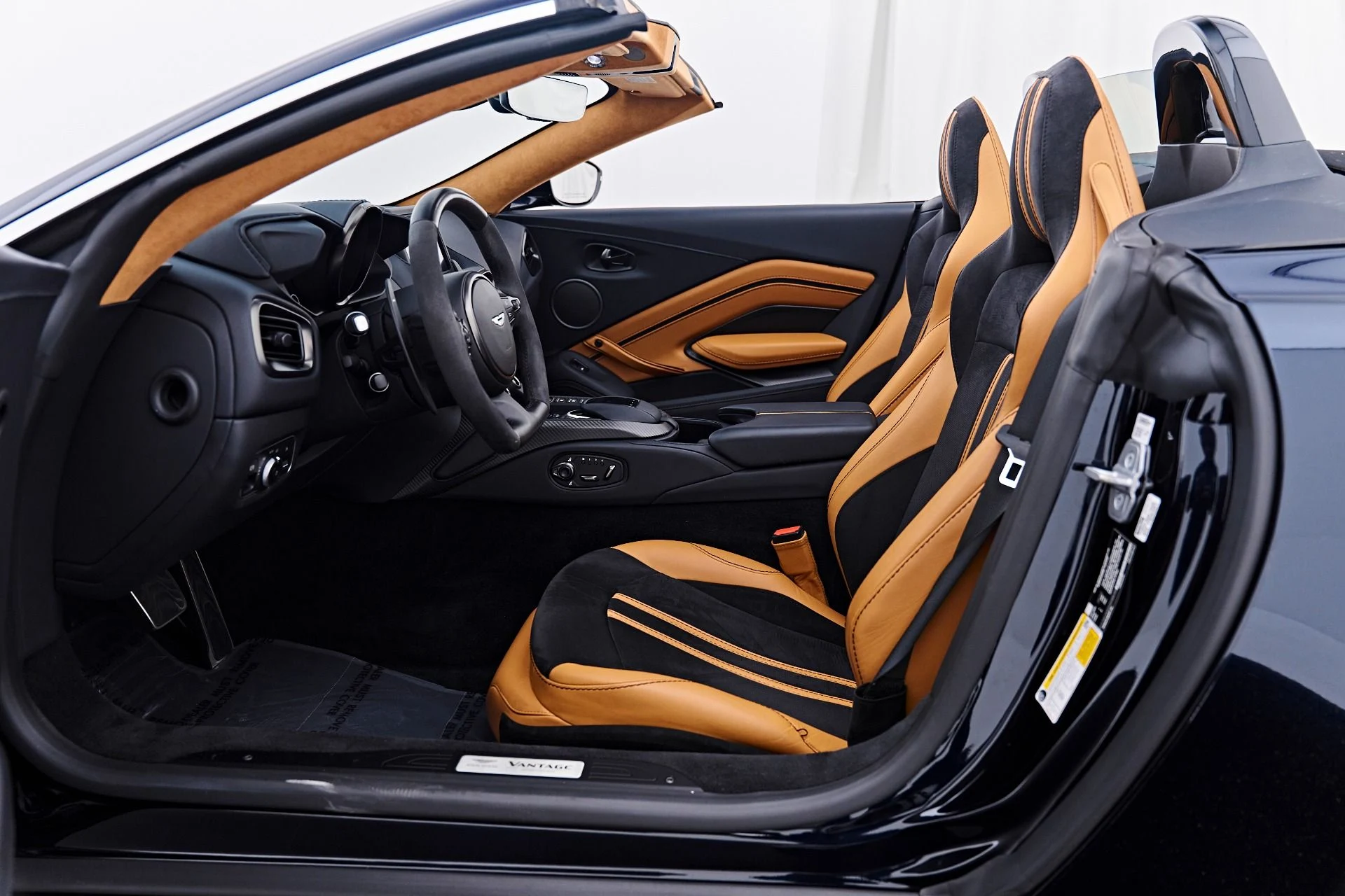 mph026_1372114632_Used_2022_Aston_Martin_Vantage_Base_1786226061_1f30b1611a