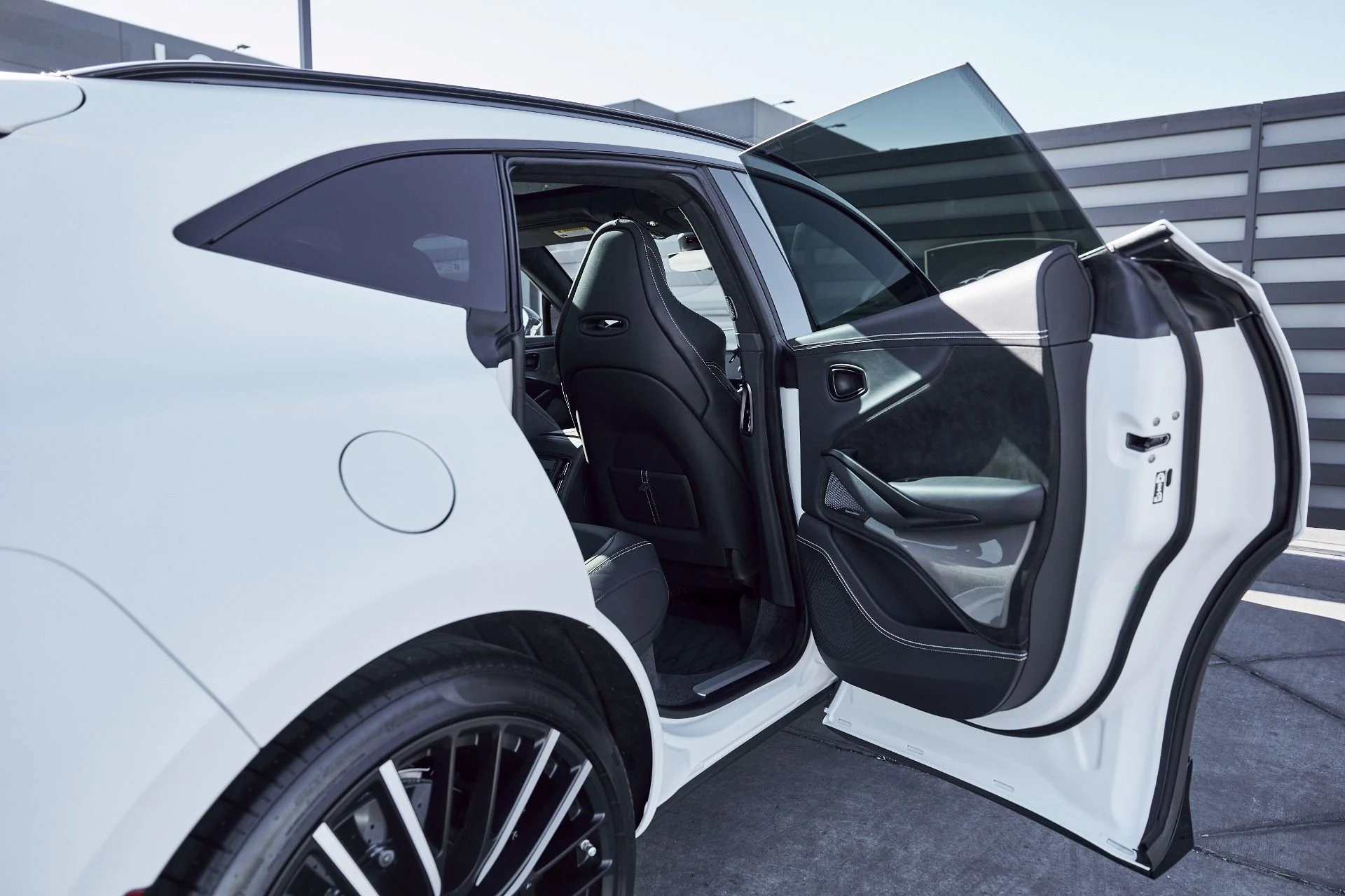 mph026_1376826536_Used_2025_Aston_Martin_DBX_707_1767063166_9785981b10