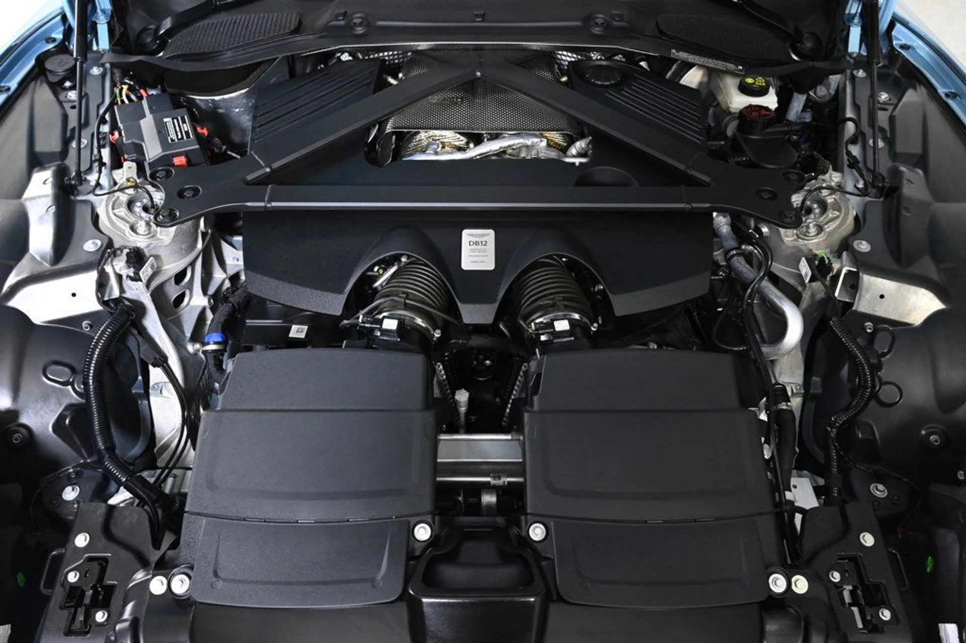 mph026_1377141887_used_2024_aston_martin_db12_volante_11350_22946063_26_1024_131fd97862