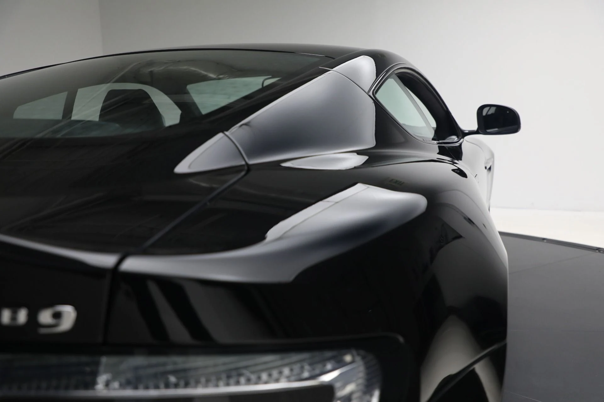 mph026_1399121296_Used_2015_Aston_Martin_DB_9_Carbon_Edition_6ae1310428