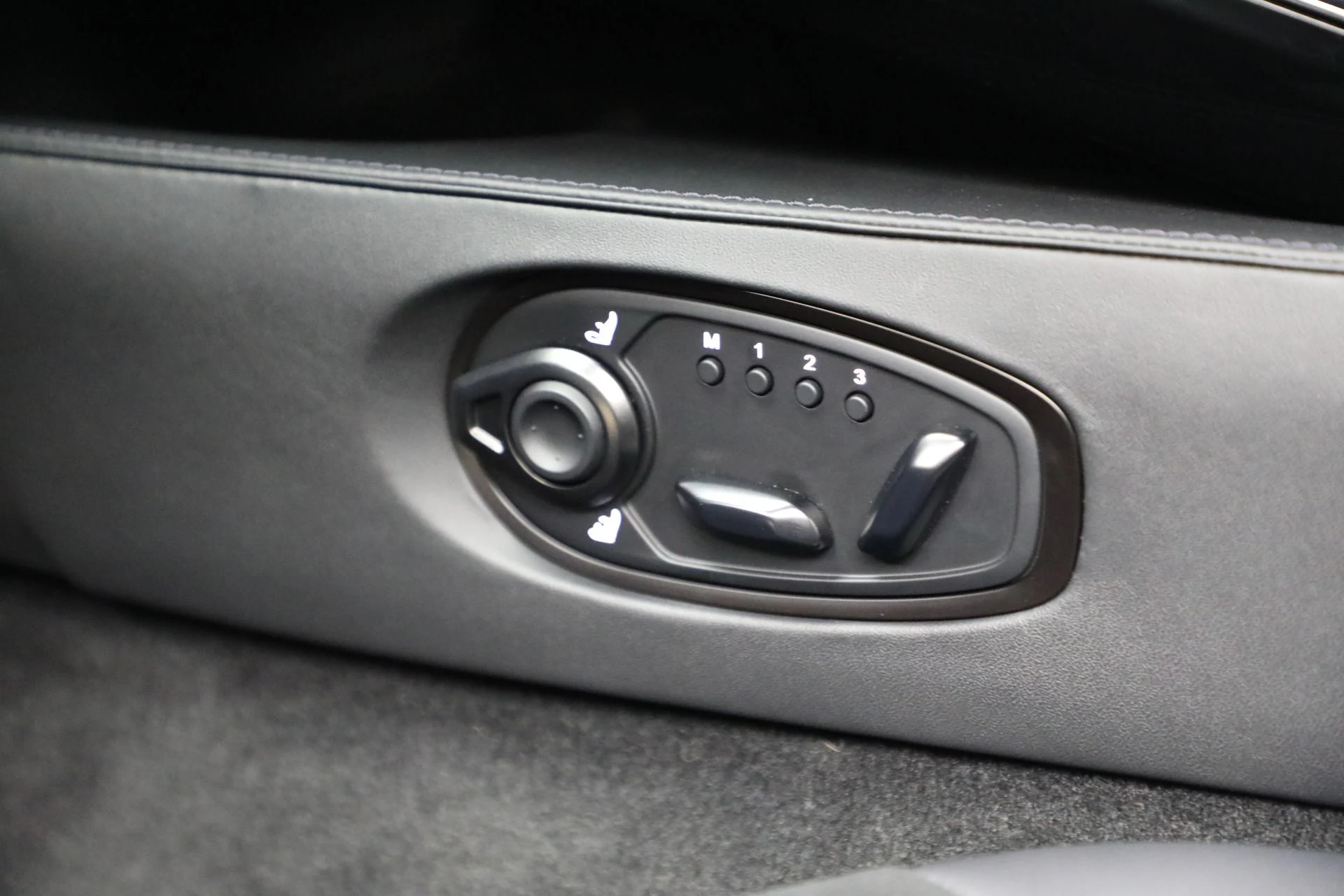 mph026_1407274925_Used_2025_Aston_Martin_Vantage_1763143757_f46962ea0c