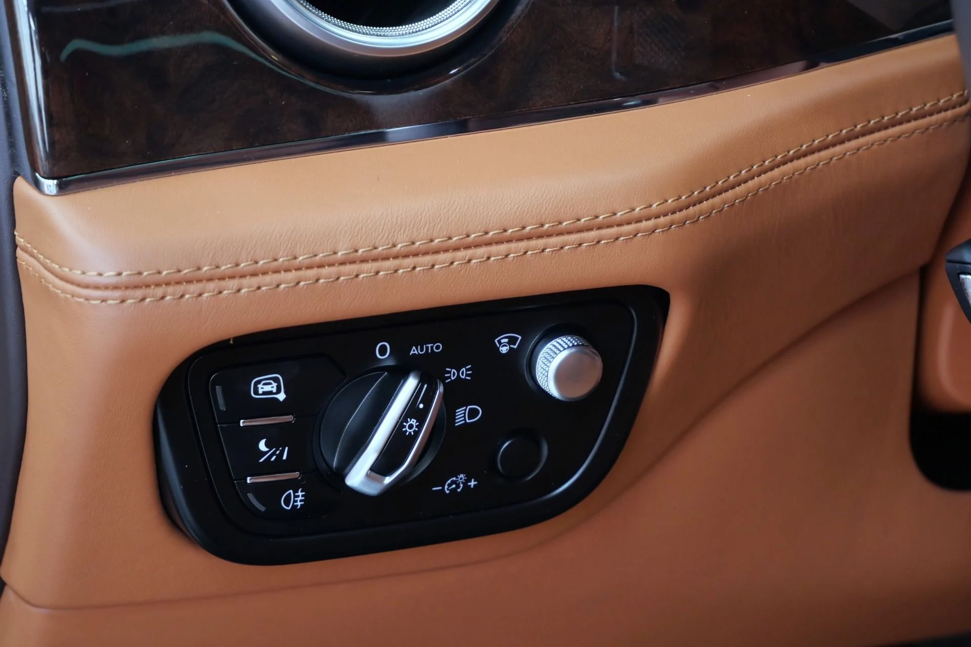 mph026_1418565412_Used_2017_Bentley_Bentayga_W12_Four_Seat_Comfort_Specification_with_Rear_Console_1776956660_dd5db39088