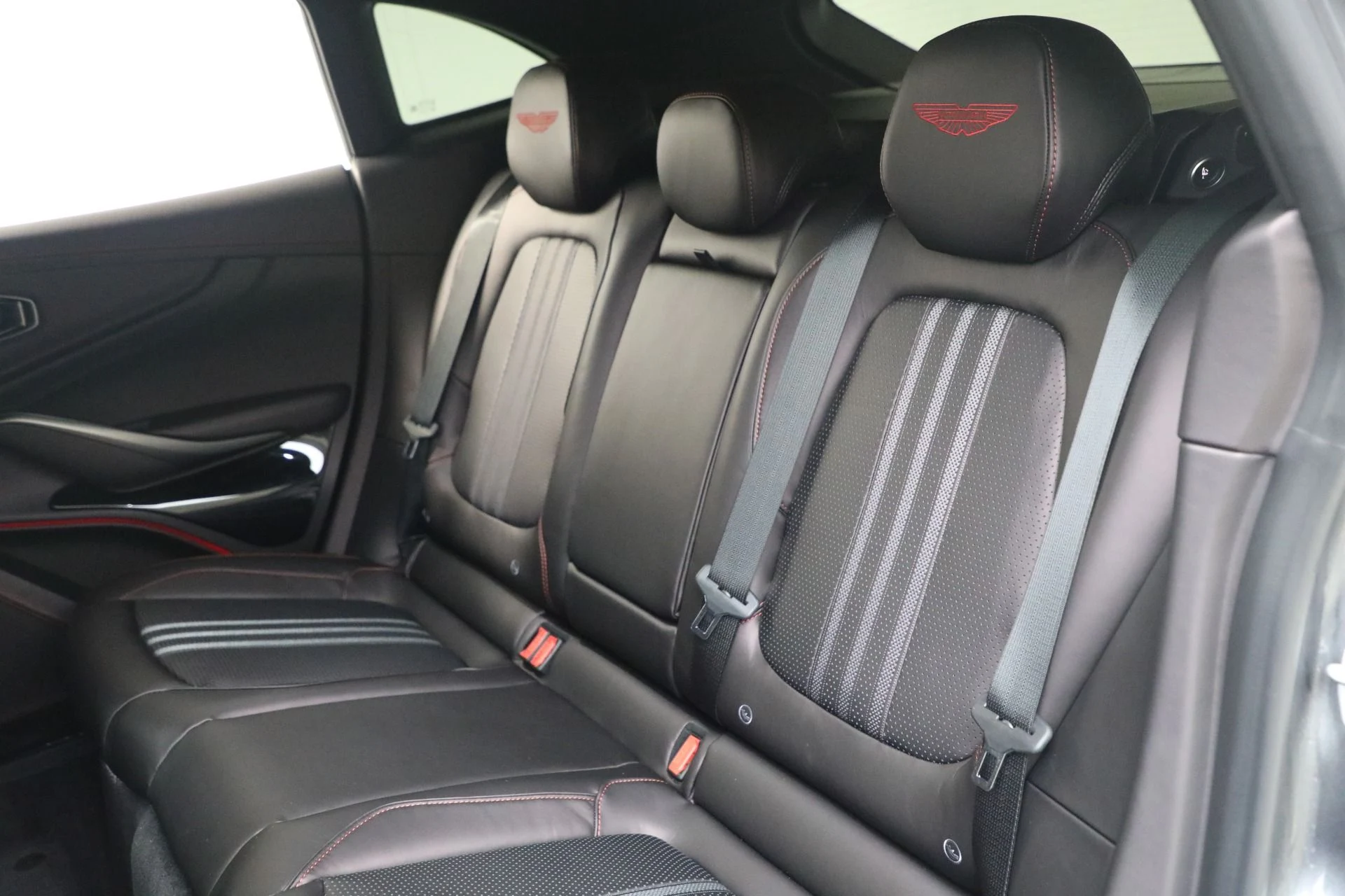 mph026_1429630909_New_2026_Aston_Martin_DBX_707_1768320849_2fa172b9ae