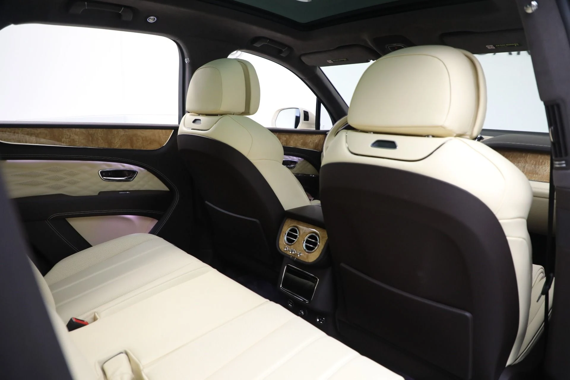 mph026_1435666545_New_2025_Bentley_Bentayga_Azure_V8_388361dcc0