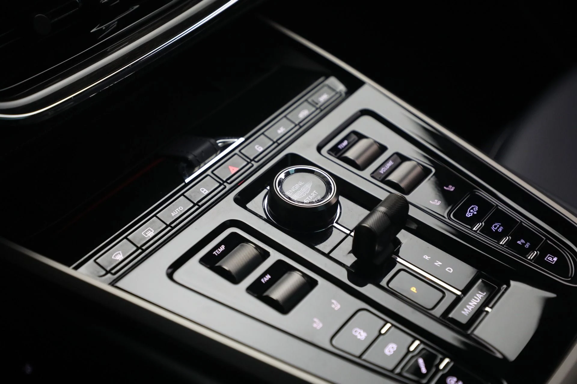 mph026_1436443198_Used_2025_Aston_Martin_DBX_707_1782252692_106187e3f2