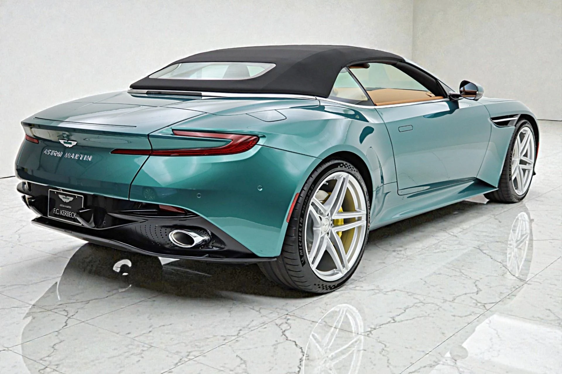 mph026_1439894948_New_2026_Aston_Martin_DB_12_Volante_1f9f358553