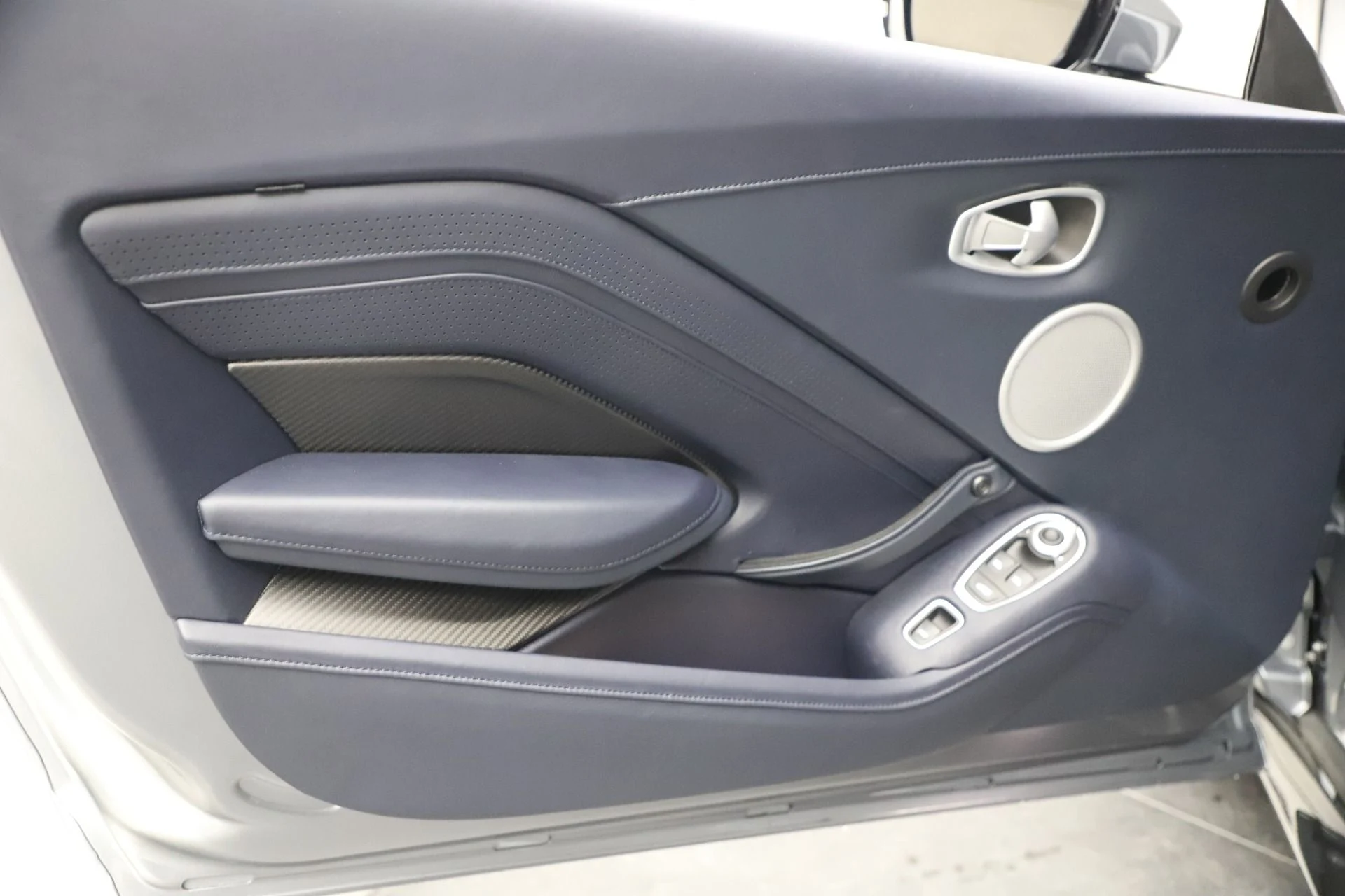 mph026_1466485287_Used_2021_Aston_Martin_Vantage_Roadster_1765899869_8e905528fa