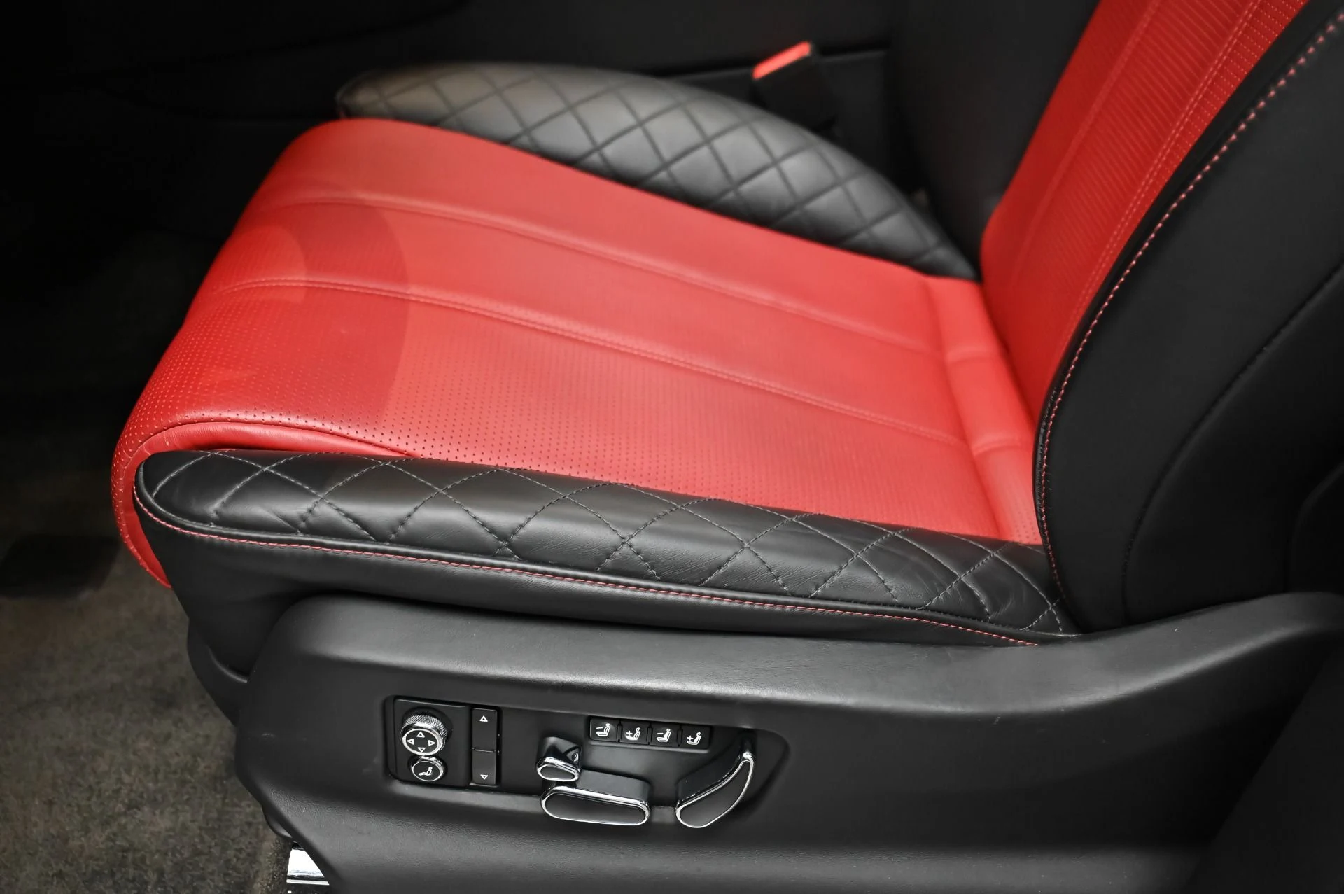 mph026_146798360_Used_2018_Bentley_Bentayga_W12_1759788100_7dd969b6ff