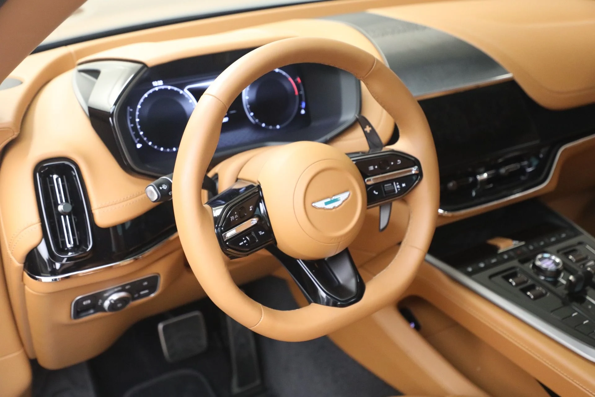 mph026_1484031175_Used_2026_Aston_Martin_DBX_707_1780937341_570c0c8280