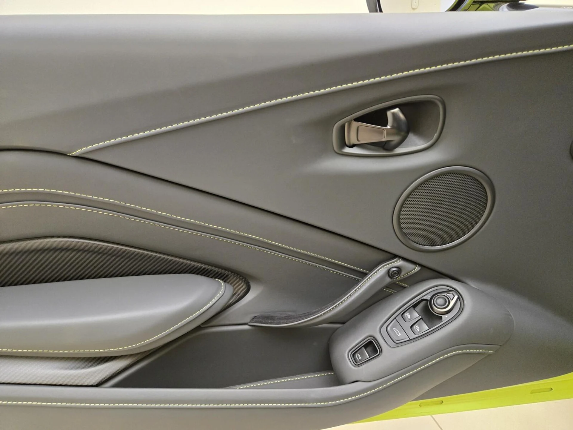 mph026_1505091498_Used_2023_Aston_Martin_Vantage_1762849166_434f023e06