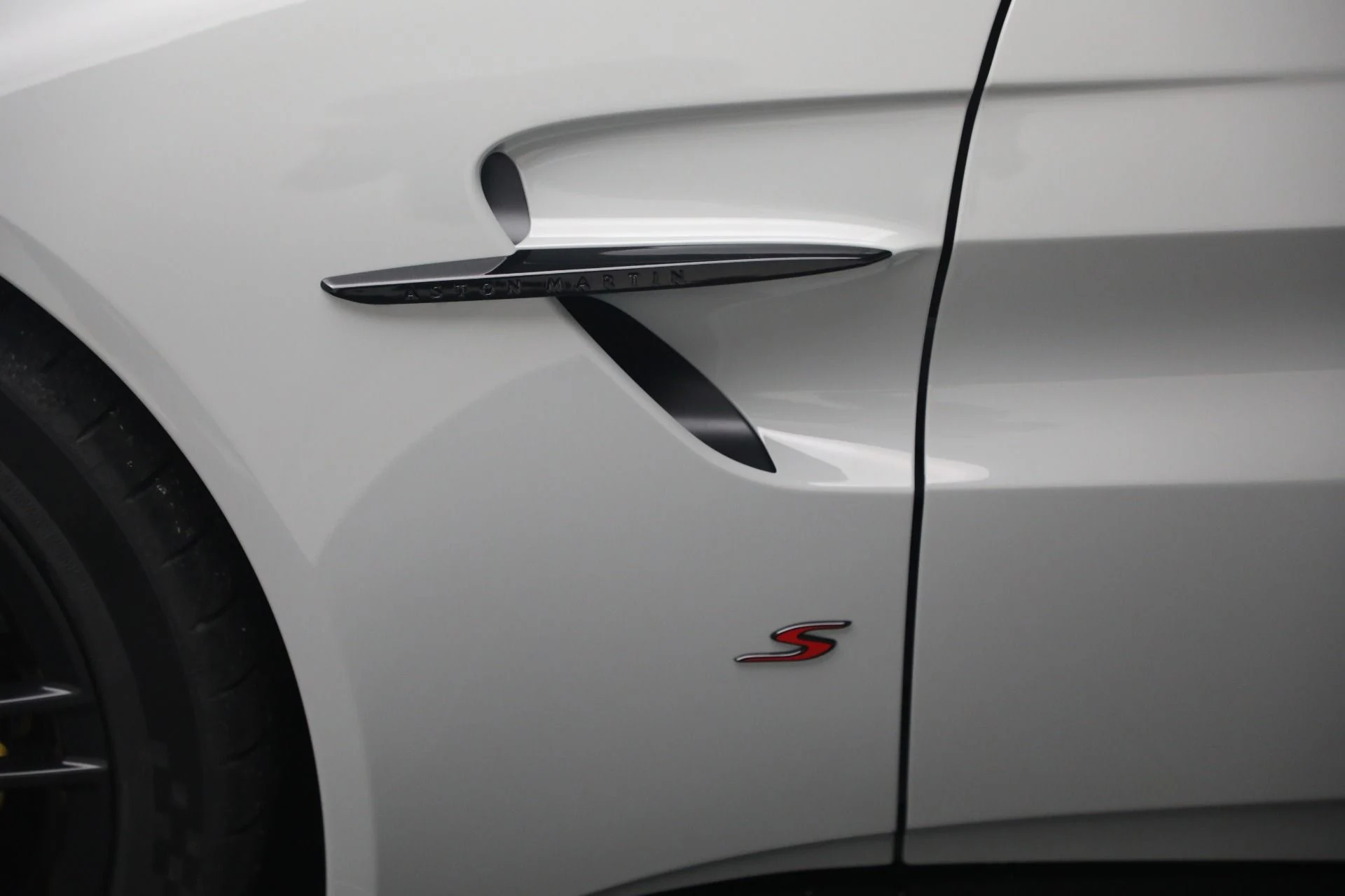 mph026_1512298614_New_2026_Aston_Martin_Vantage_S_Roadster_1776800186_e85f97dedc