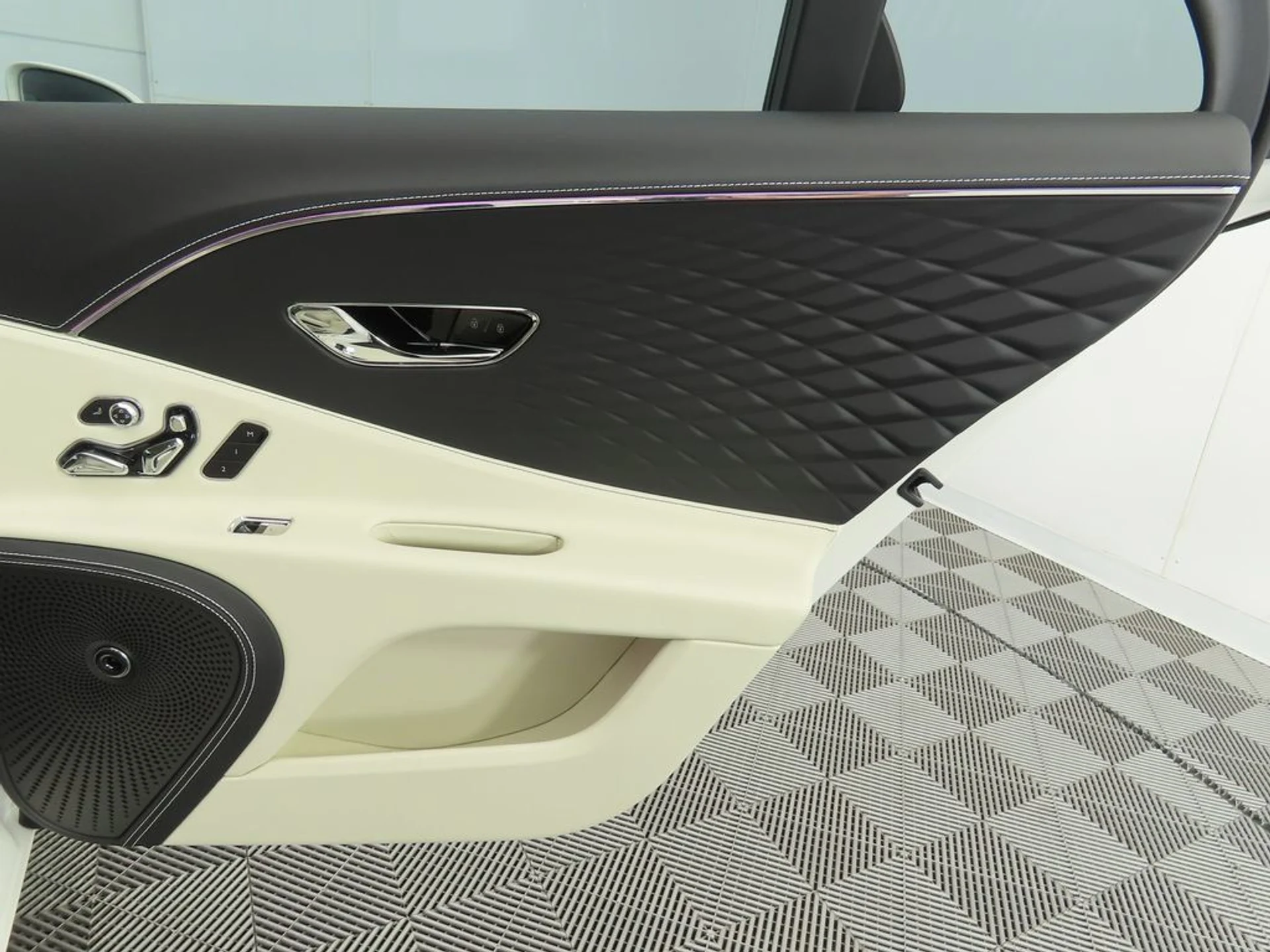 mph026_1512338135_new_2026_bentley_flying_spur_azure_8119_22909989_27_1024_2d22cf71ce