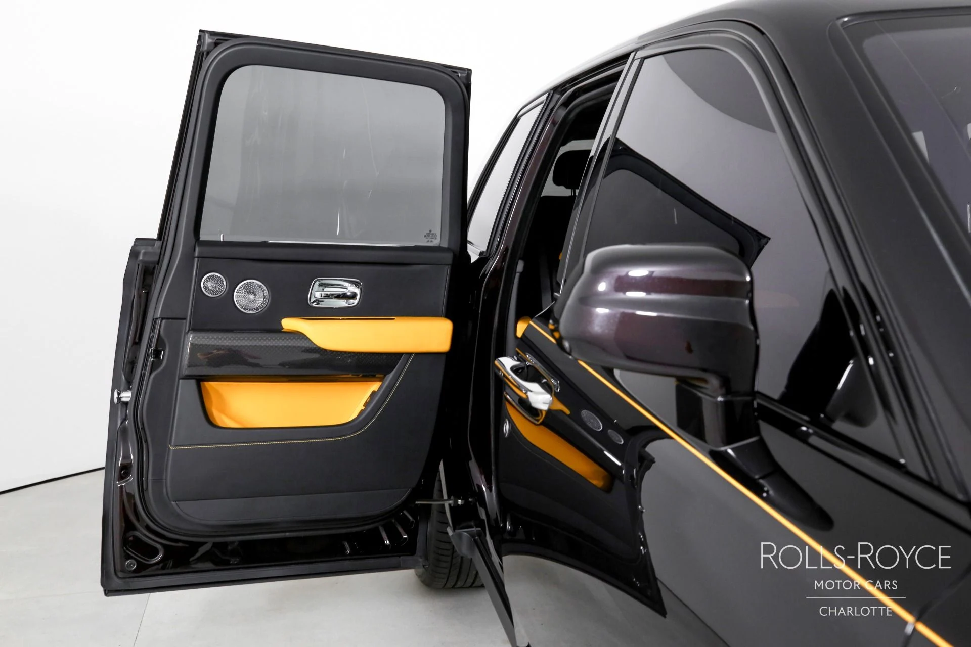 mph026_1516565596_Used_2023_Rolls_Royce_Black_Badge_Cullinan_1767375090_fdd2ae751d