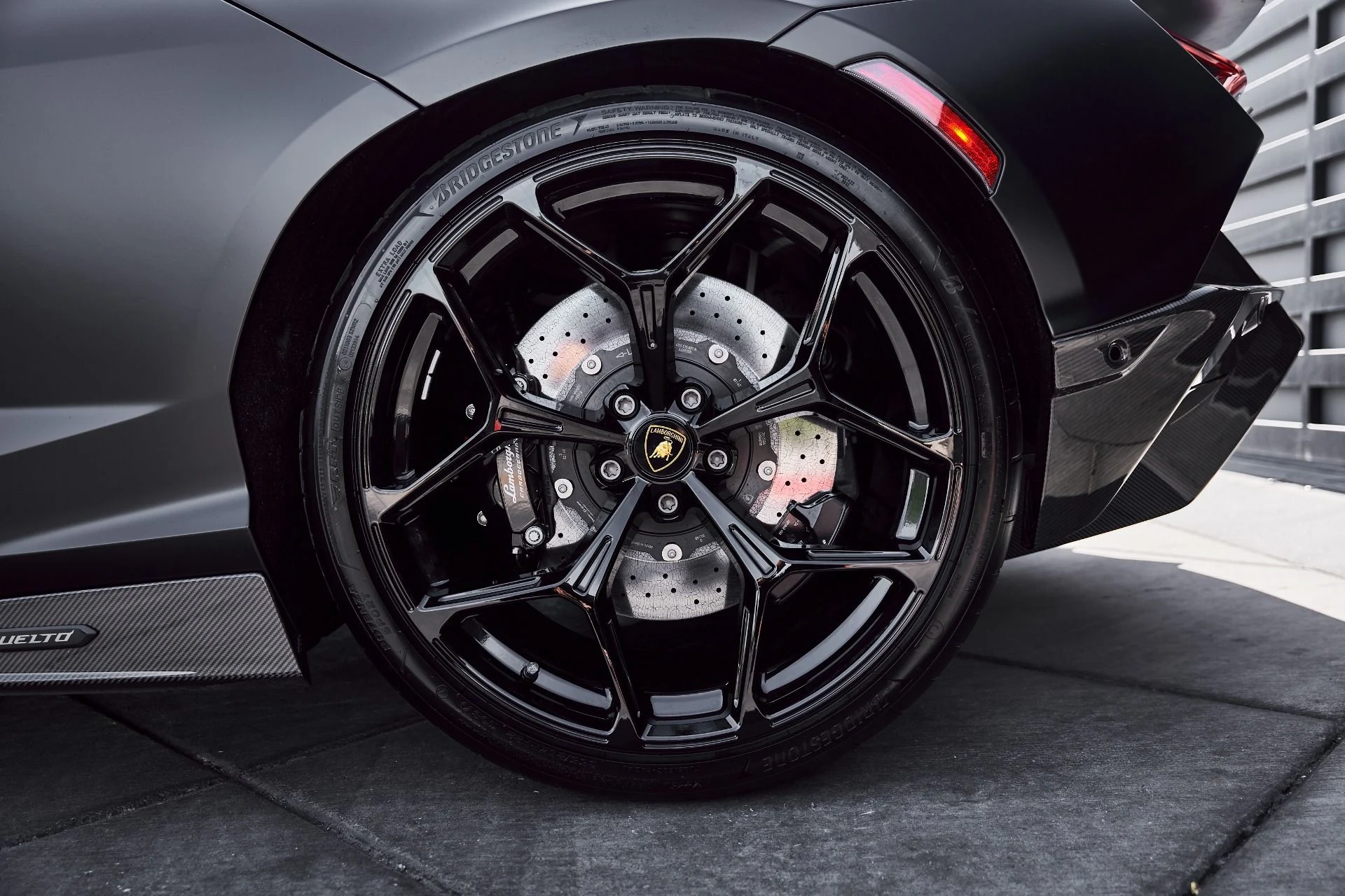 mph026_1524632725_Used_2025_Lamborghini_Revuelto_Base_1774300531_c96cb57345