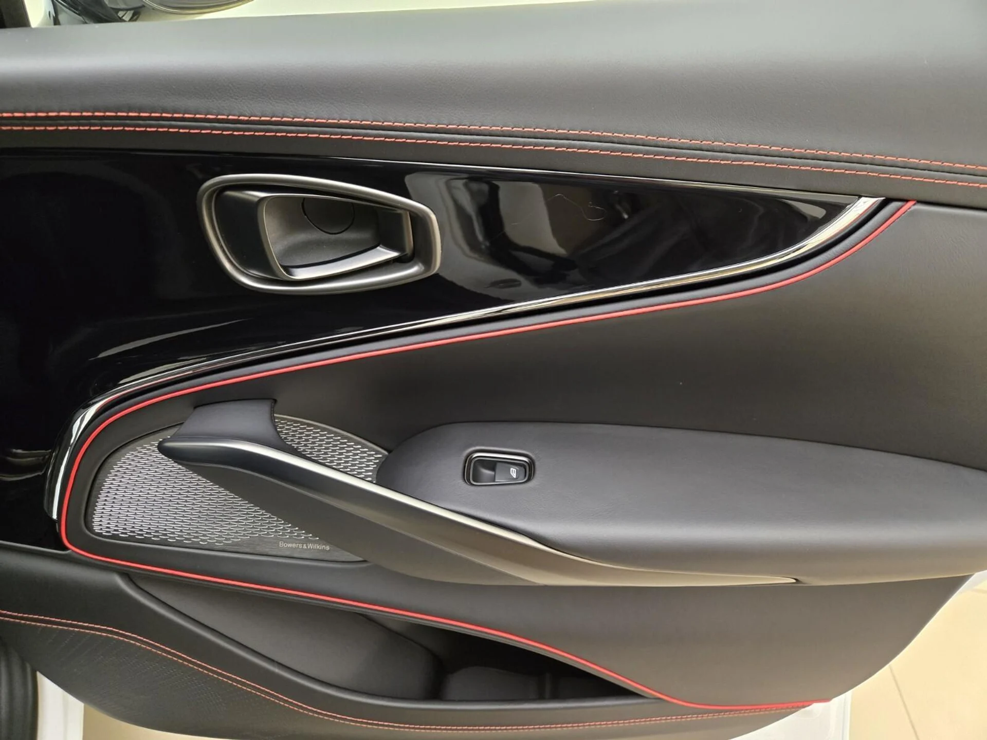 mph026_1549554229_New_2026_Aston_Martin_DBX_1767248320_ee06e588f5