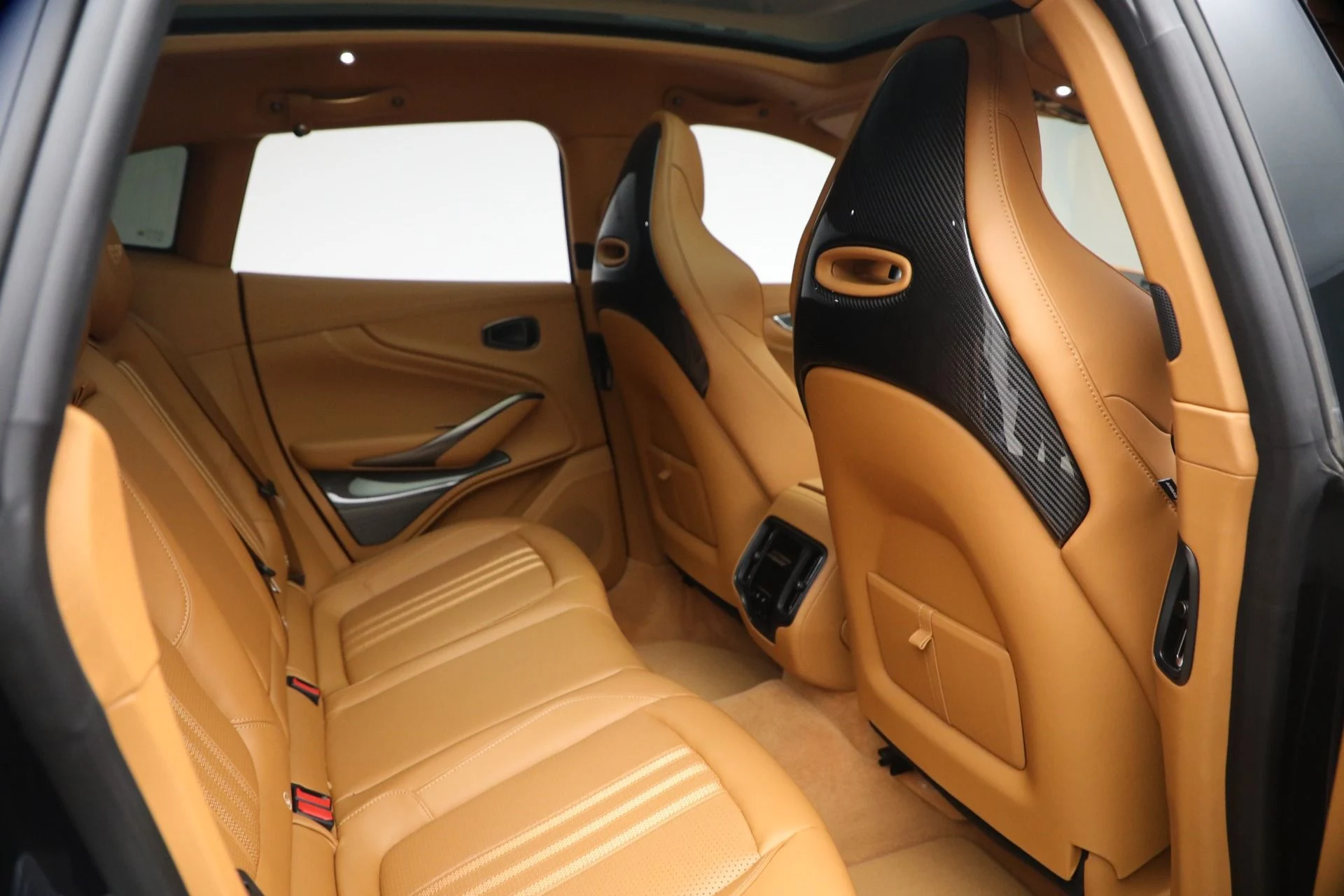 mph026_1553874627_New_2026_Aston_Martin_DBX_707_1766528371_f7a4e47522