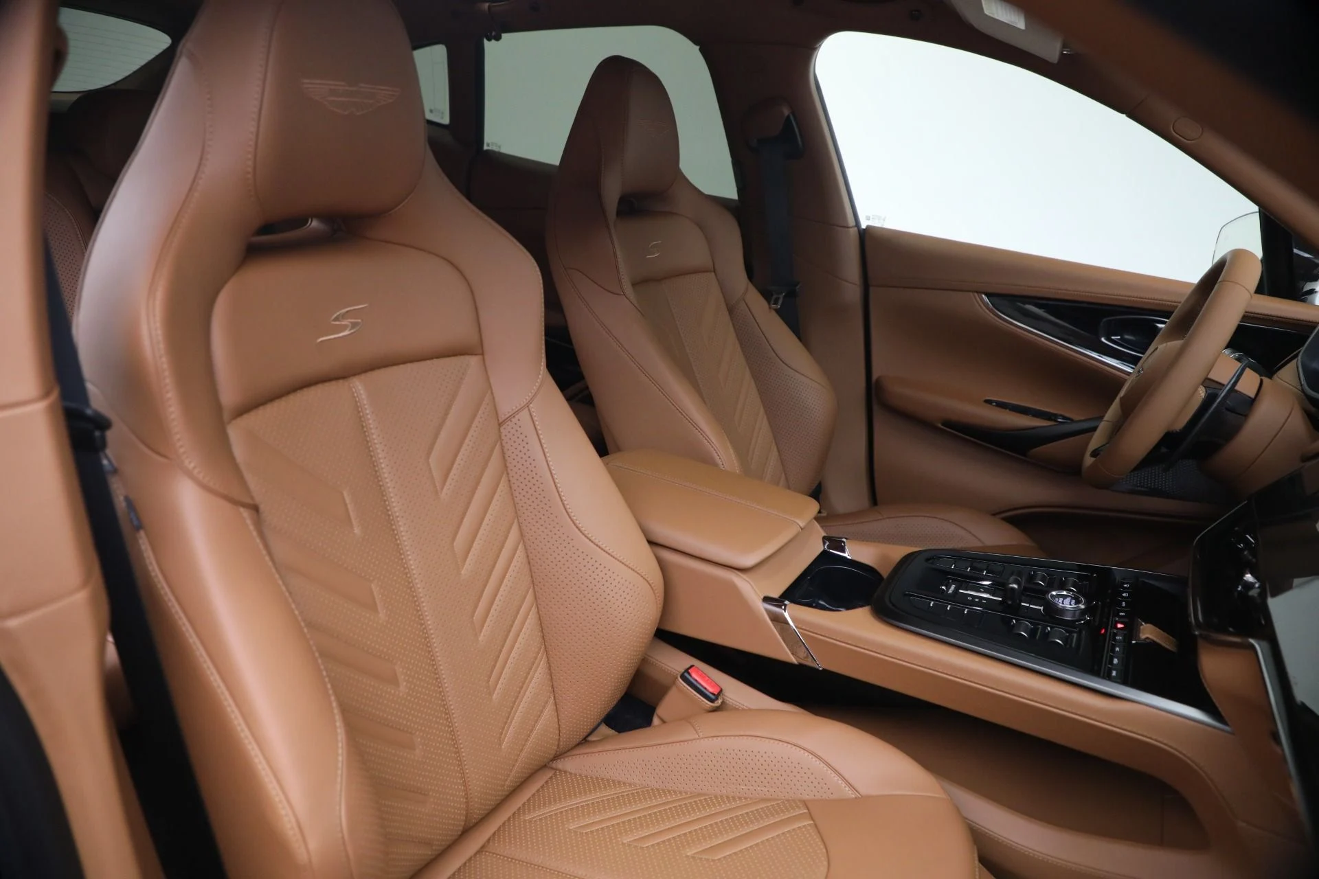 mph026_1556417283_New_2026_Aston_Martin_DBX_S_1792514637_3801988bbb