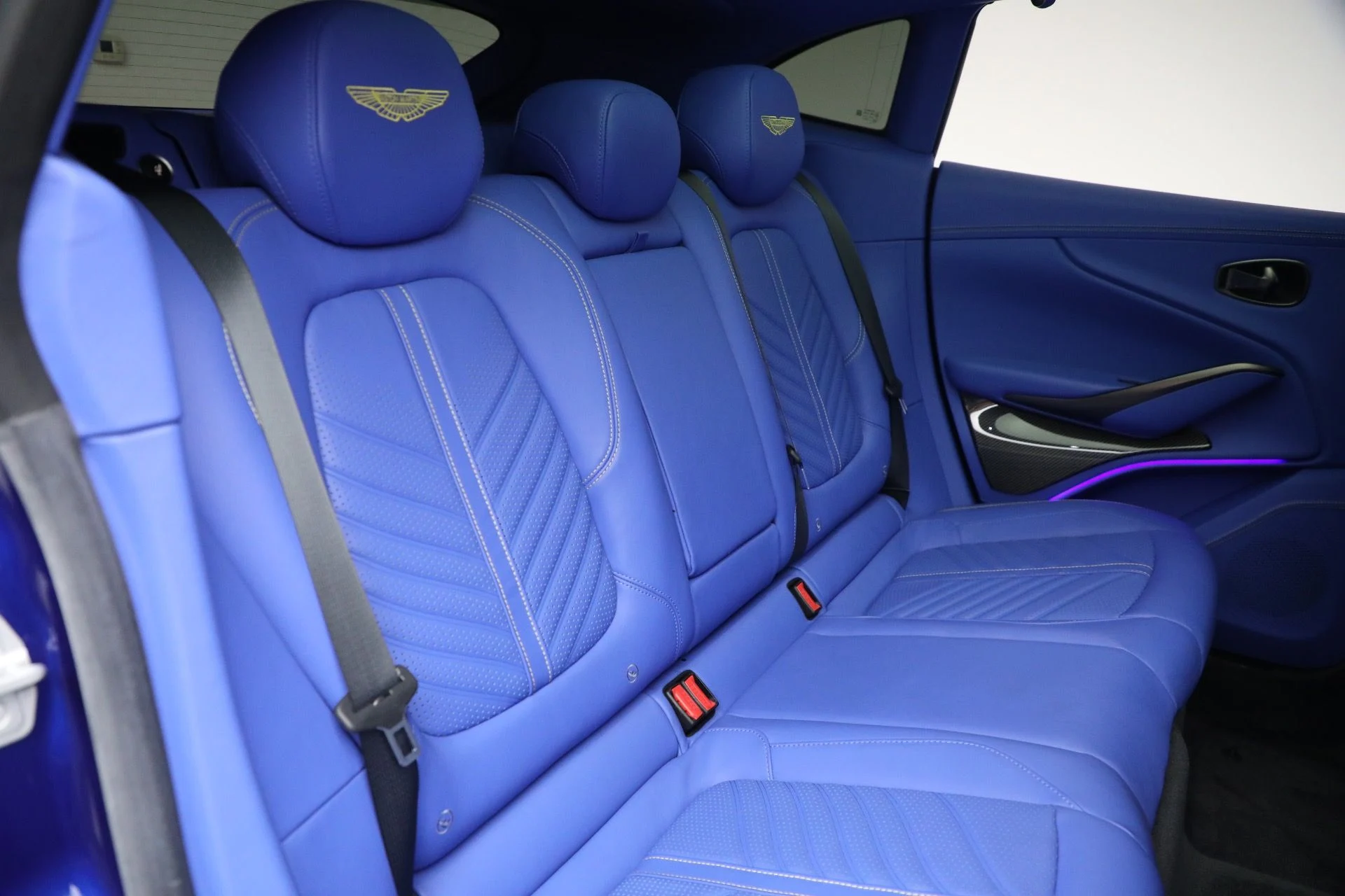 mph026_1590706119_Used_2024_Aston_Martin_DBX_707_1761409513_3aad8c3932