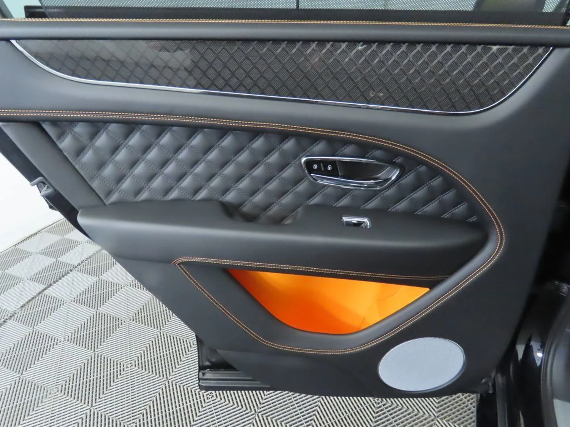 mph026_1606873180_new_2025_bentley_bentayga_v8awd_8119_22925566_27_1024_56bdb15593