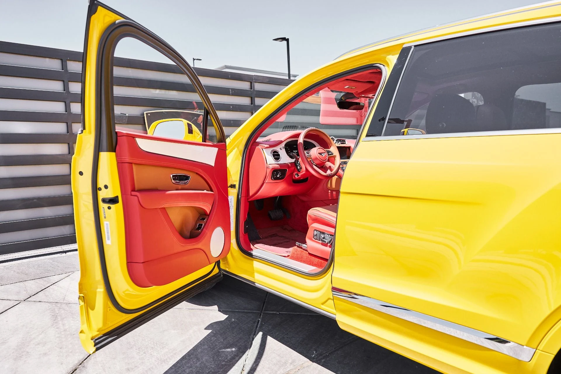 mph026_1618045445_Used_2023_Bentley_Bentayga_V8_1780709017_c402c39c39