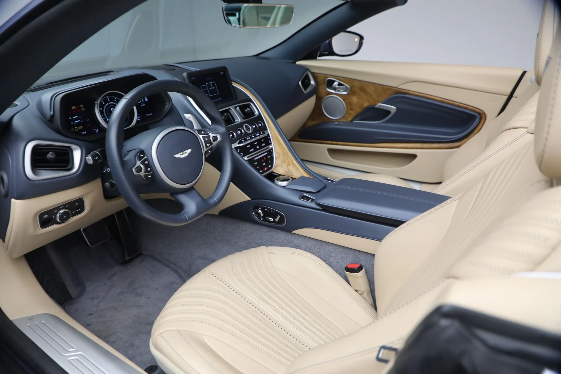 mph026_1641551224_Used_2022_Aston_Martin_DB_11_Volante_1787336556_570eb8c72b