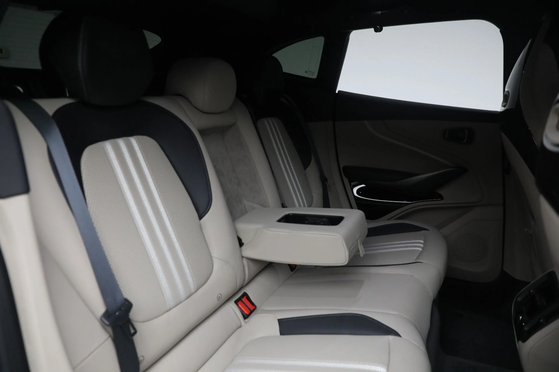 mph026_1669458136_New_2025_Aston_Martin_DBX_707_0f393c46f2