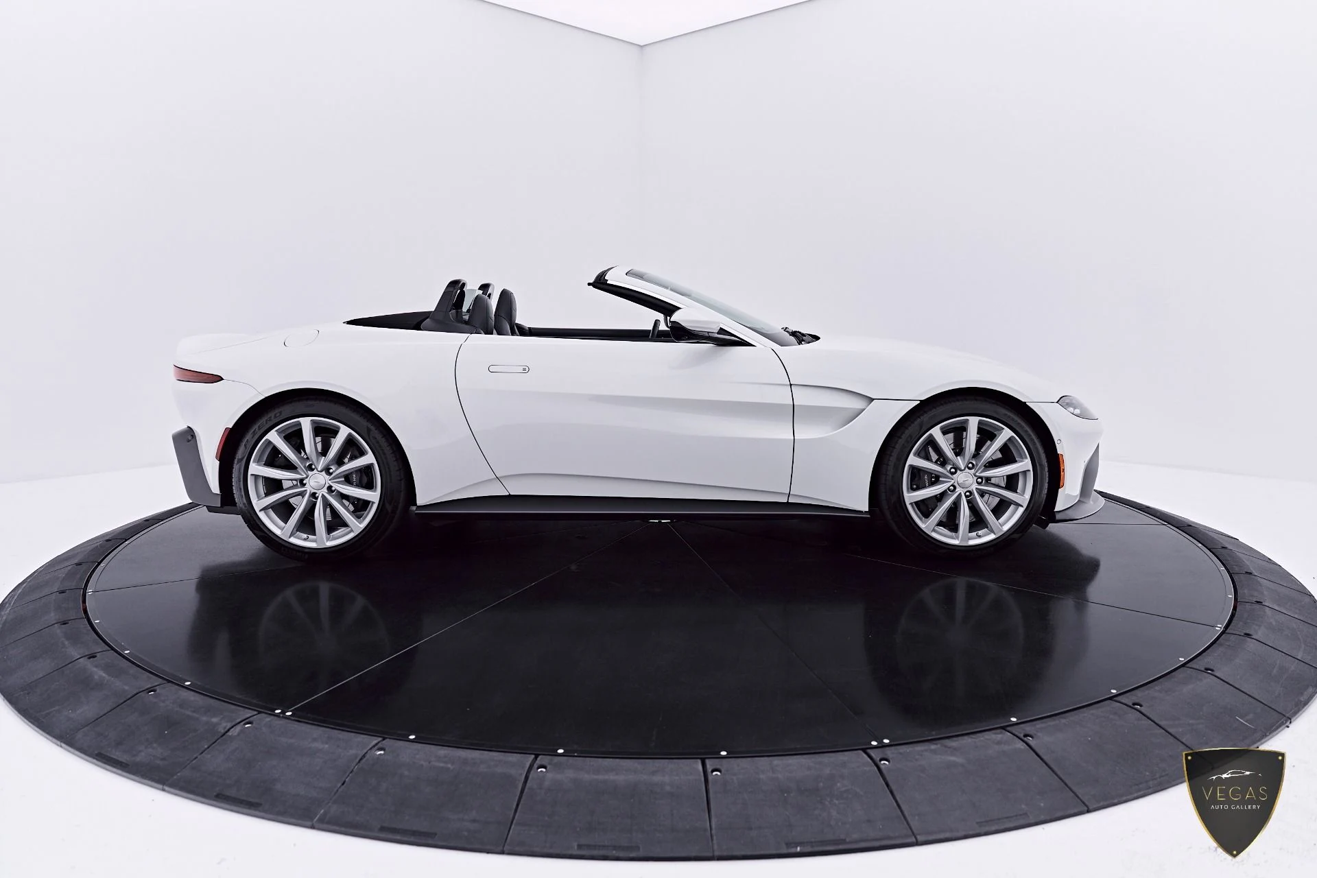 mph026_1711933051_Used_2023_Aston_Martin_Vantage_1783622433_d9d15d1352