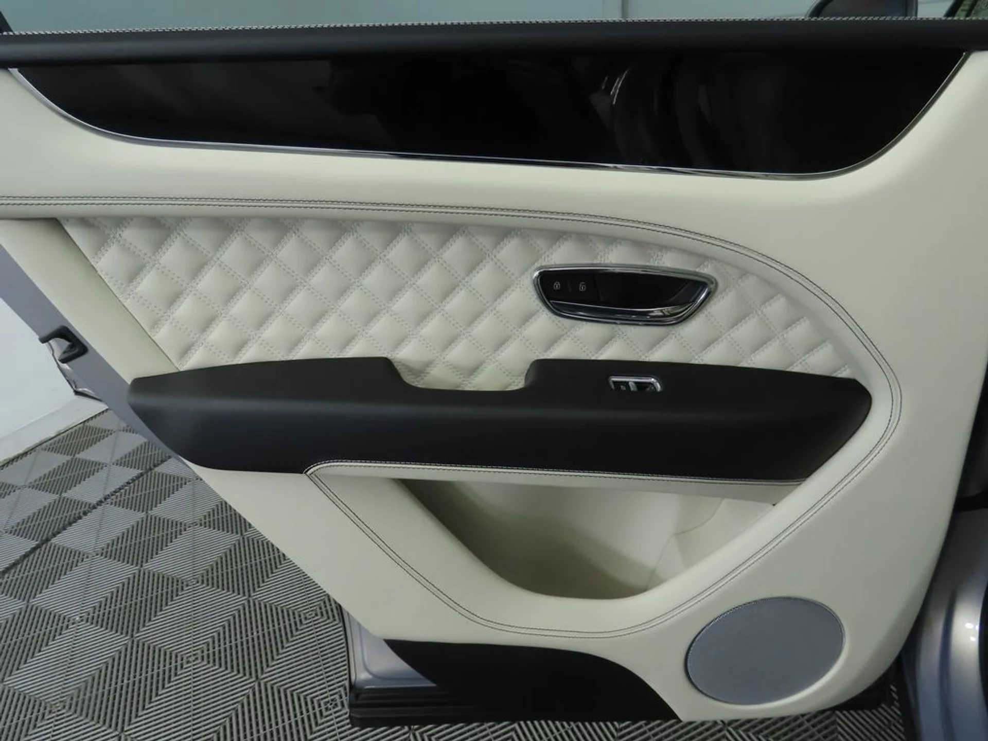 mph026_1723709014_used_2022_bentley_bentayga_v8awd_8119_22936219_27_1024_e8c71dd989