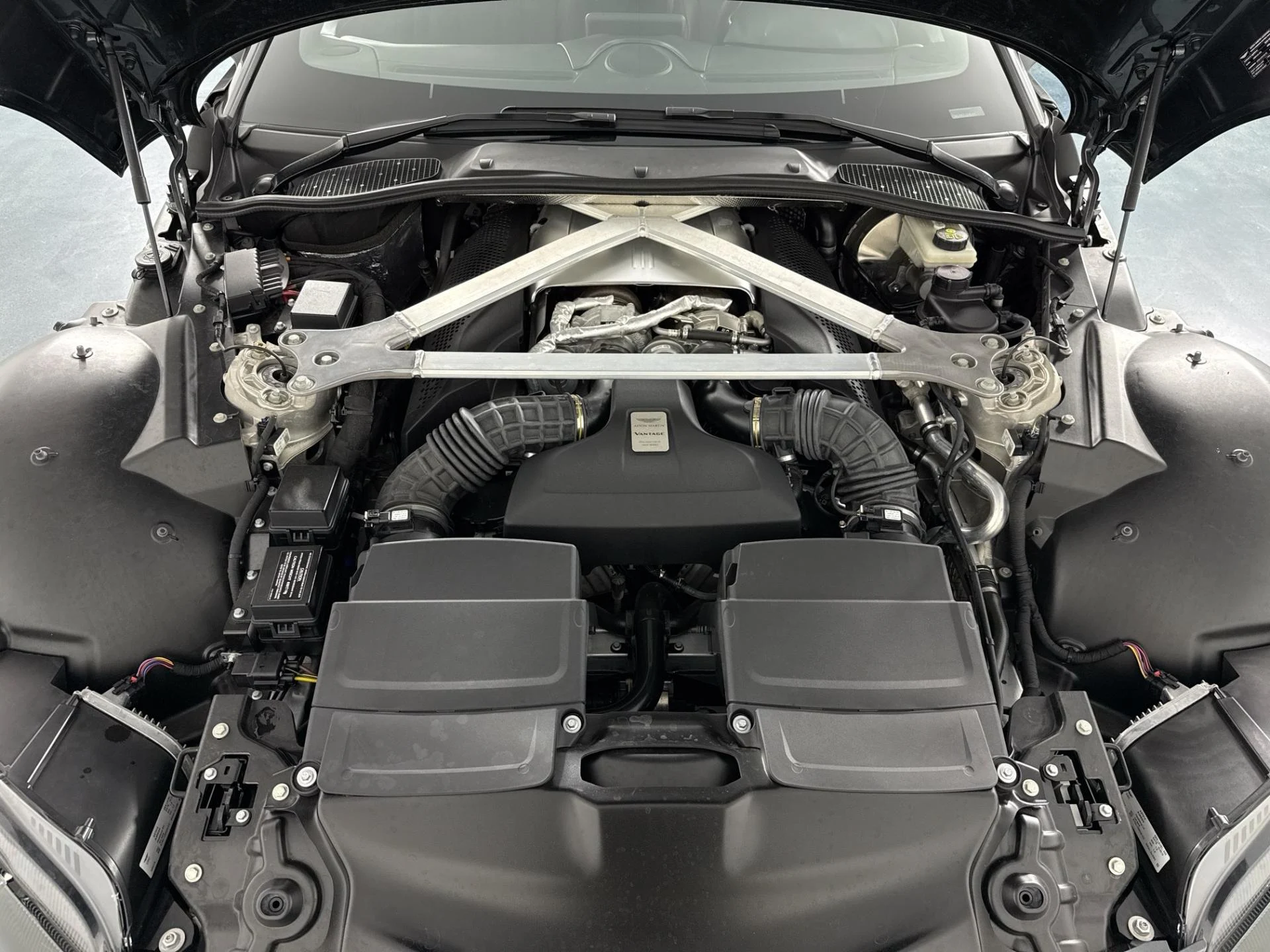 mph026_1726271277_Used_2020_Aston_Martin_Vantage_1784230060_63bceabf14
