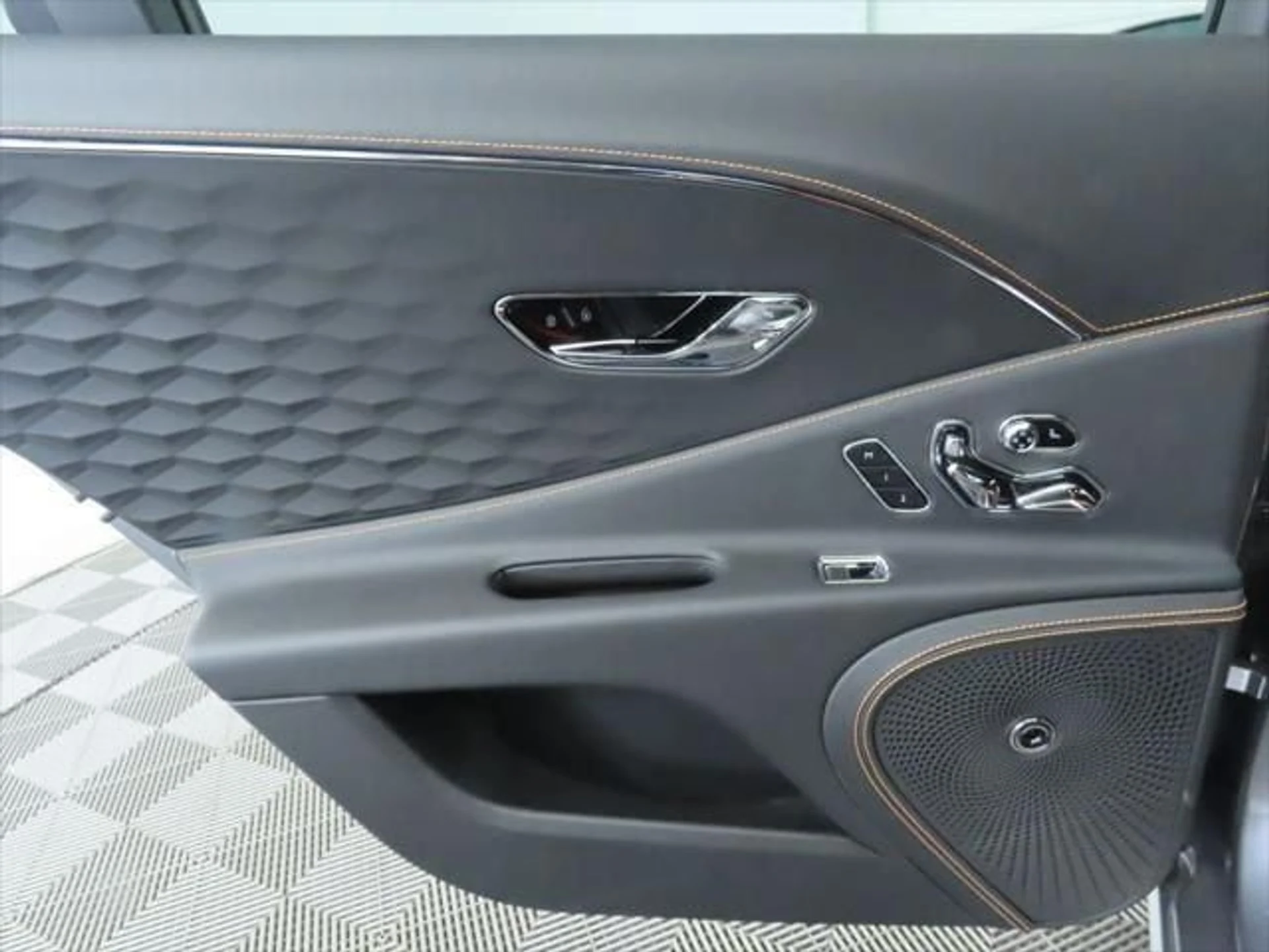 mph026_1729526043_used_2025_bentley_flying_spur_speedsedan_8119_23018472_27_640_e0d7dc2d3d