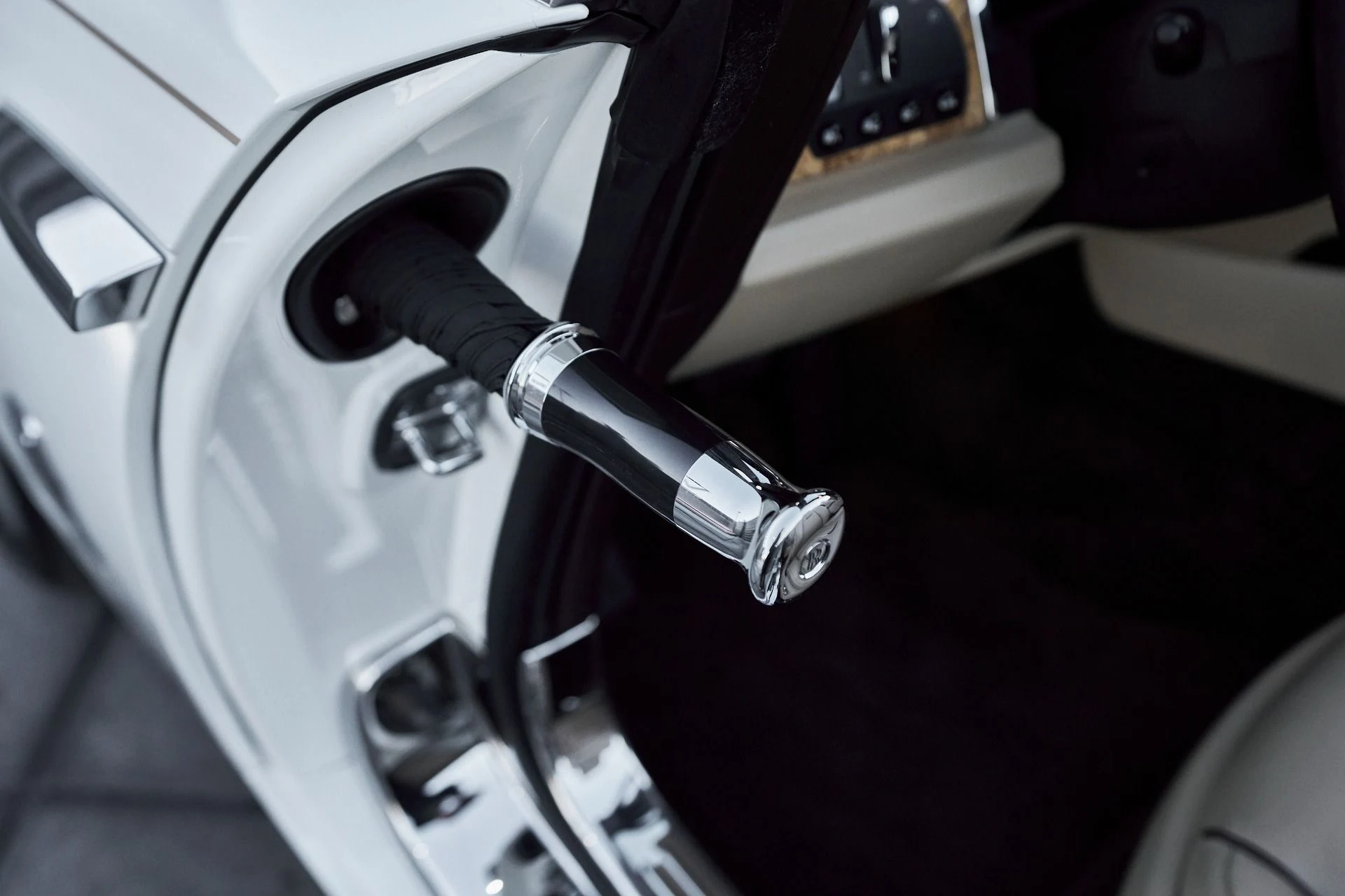 mph026_1730007952_Used_2017_Rolls_Royce_Dawn_Base_1764730538_4448c20a67