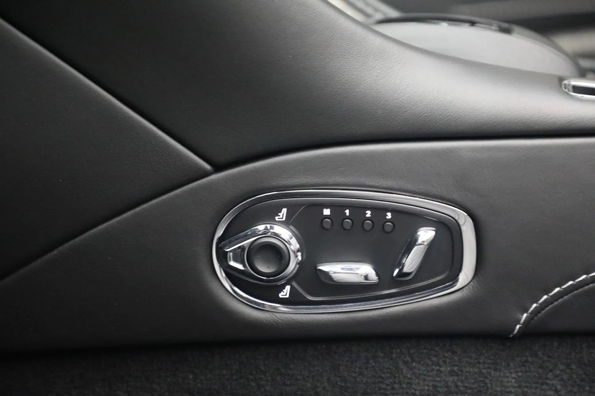 mph026_1733709330_Used_2019_Aston_Martin_DB_11_Volante_7f300162a4