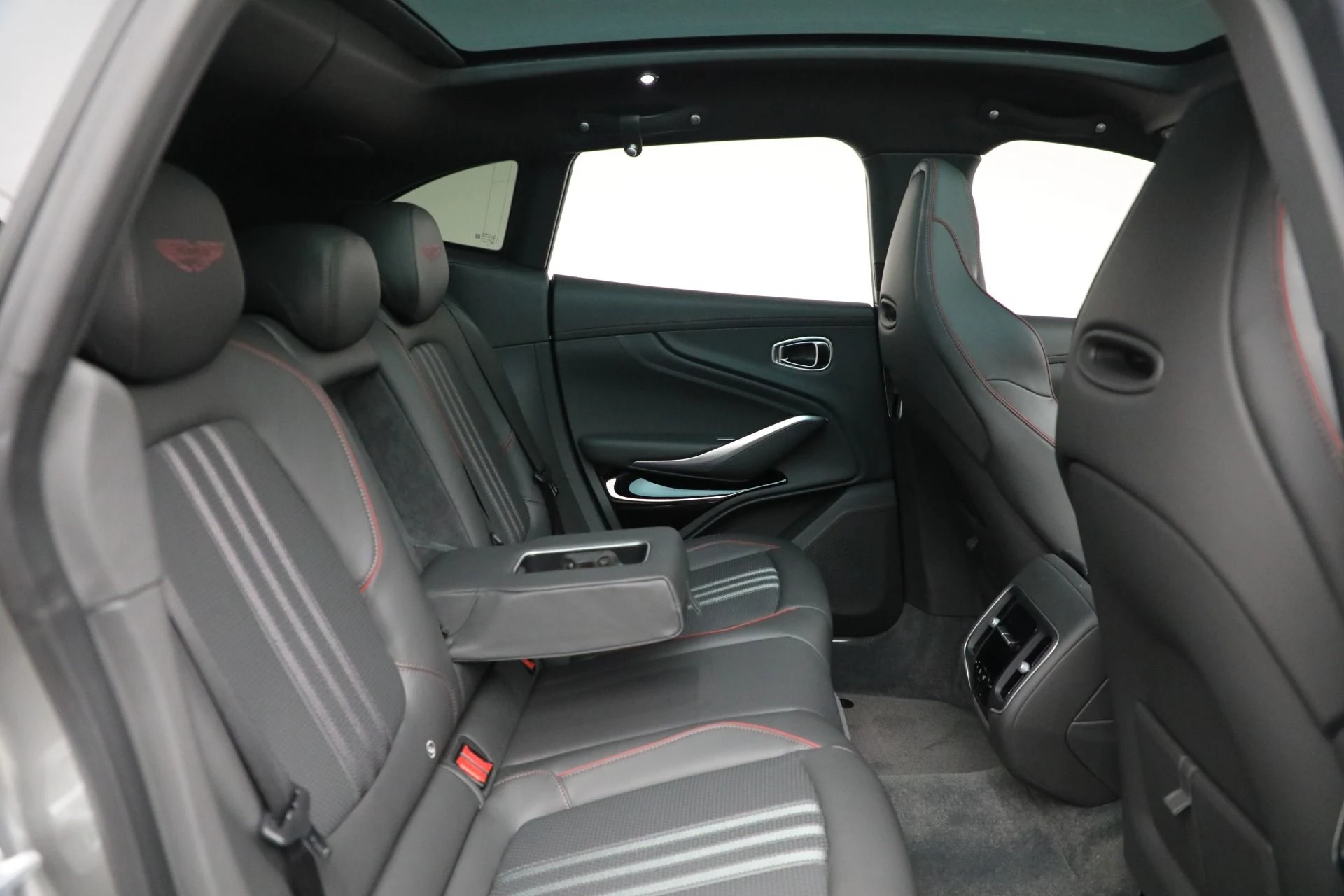 mph026_1748029093_New_2025_Aston_Martin_DBX_707_91eadd859b