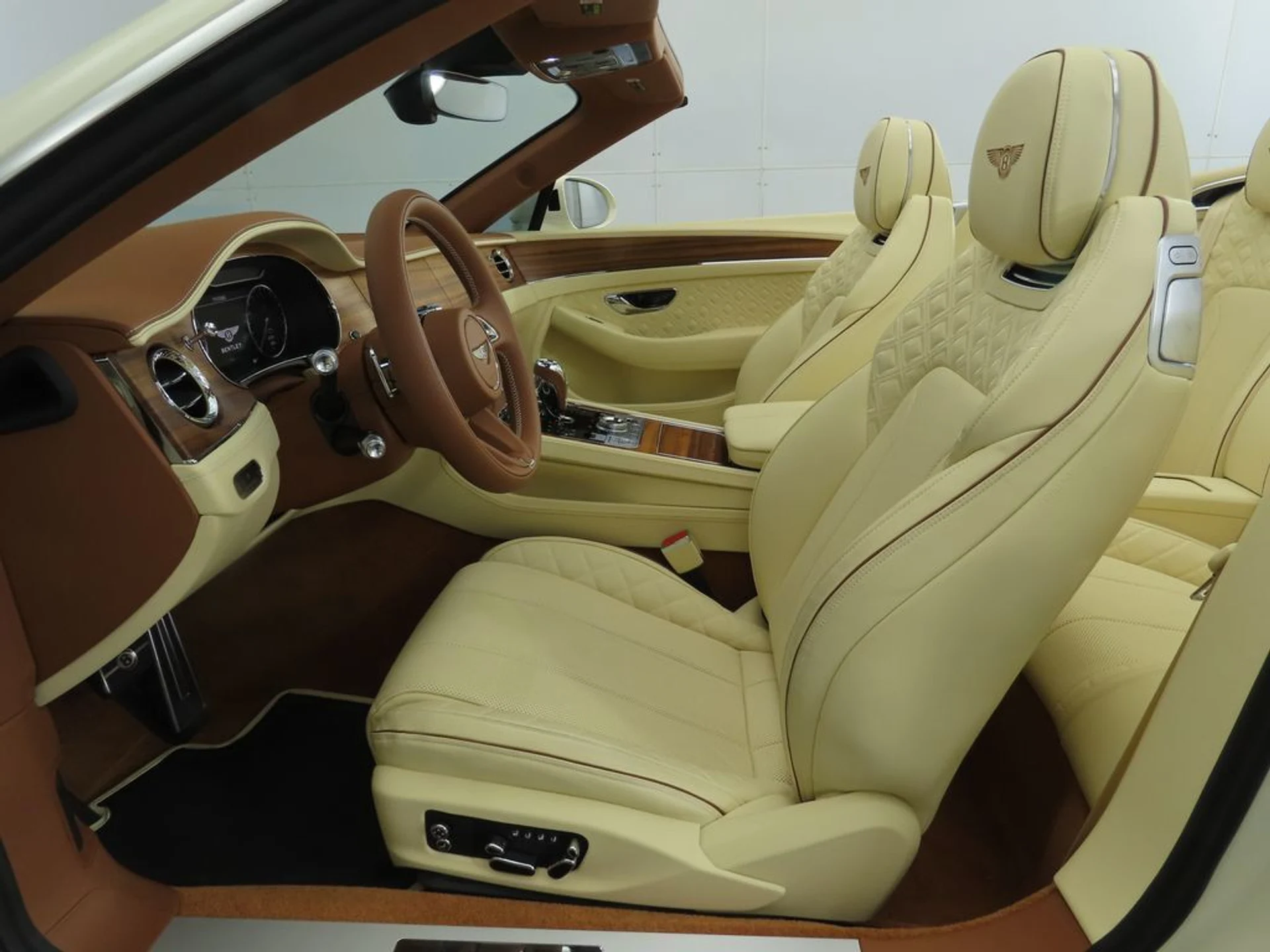 mph026_1751272600_used_2022_bentley_continental_gtmullinerconvertible_8119_22887196_27_1024_c66a8d89f2