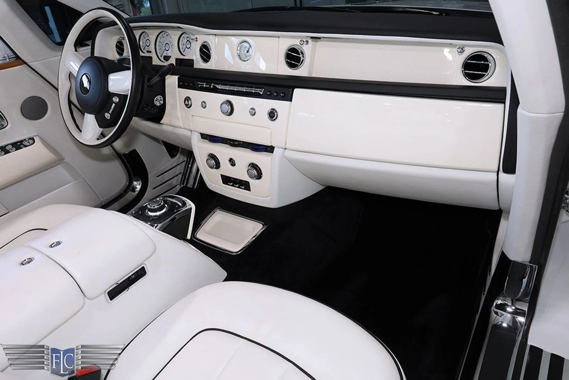 mph026_1762065402_used_2017_rolls_royce_phantom_drophead_covertiblefinaledition_9689_22834890_27_1024_43f07f0864
