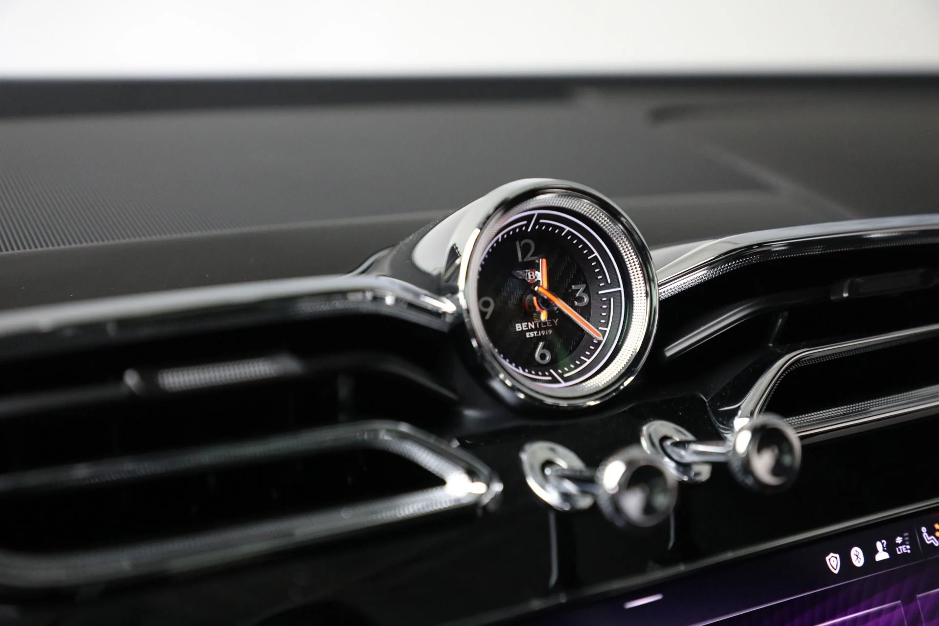 mph026_1803989582_Used_2023_Bentley_Bentayga_V8_ce3a10494a