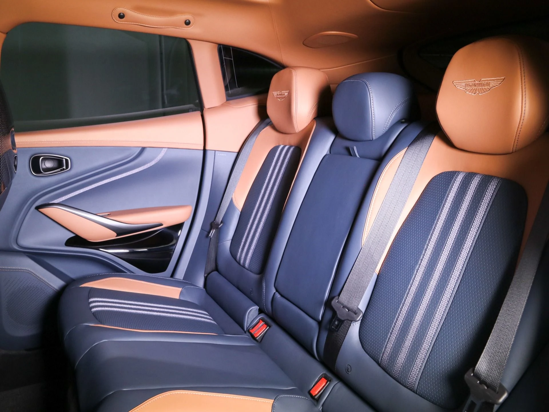 mph026_1805678009_New_2025_Aston_Martin_DBX_707_1758482676_bca633b928