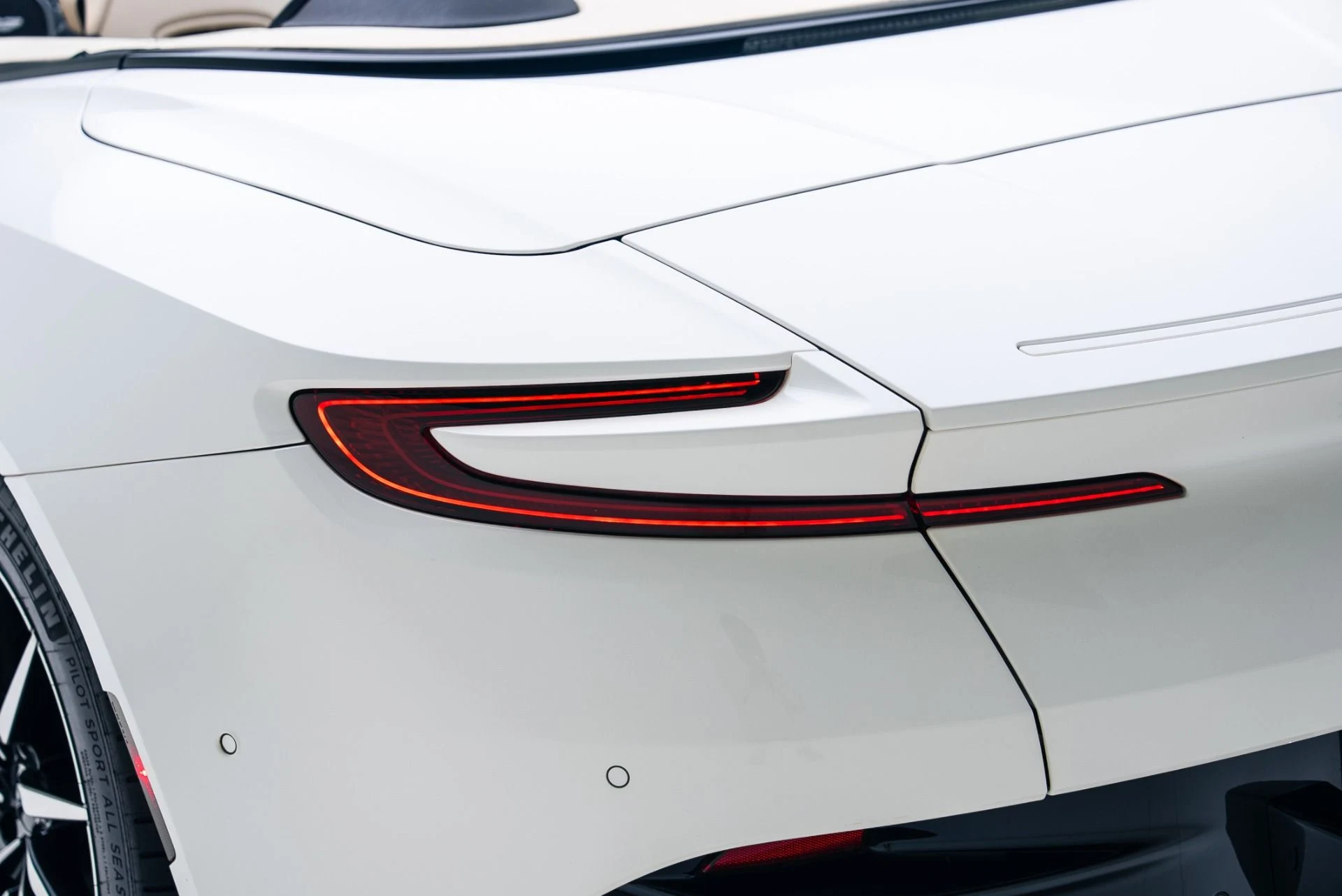 mph026_1809357073_Used_2020_Aston_Martin_DB_11_Volante_1764802988_db26d75313