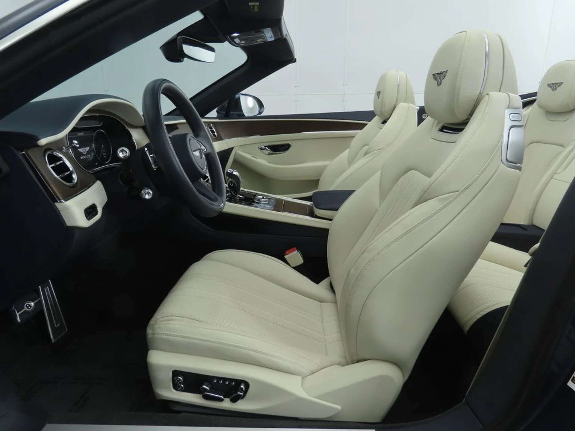 mph026_182263905_used_2022_bentley_continental_gtmullinerconvertible_8119_22956704_27_1024_92aad64b46