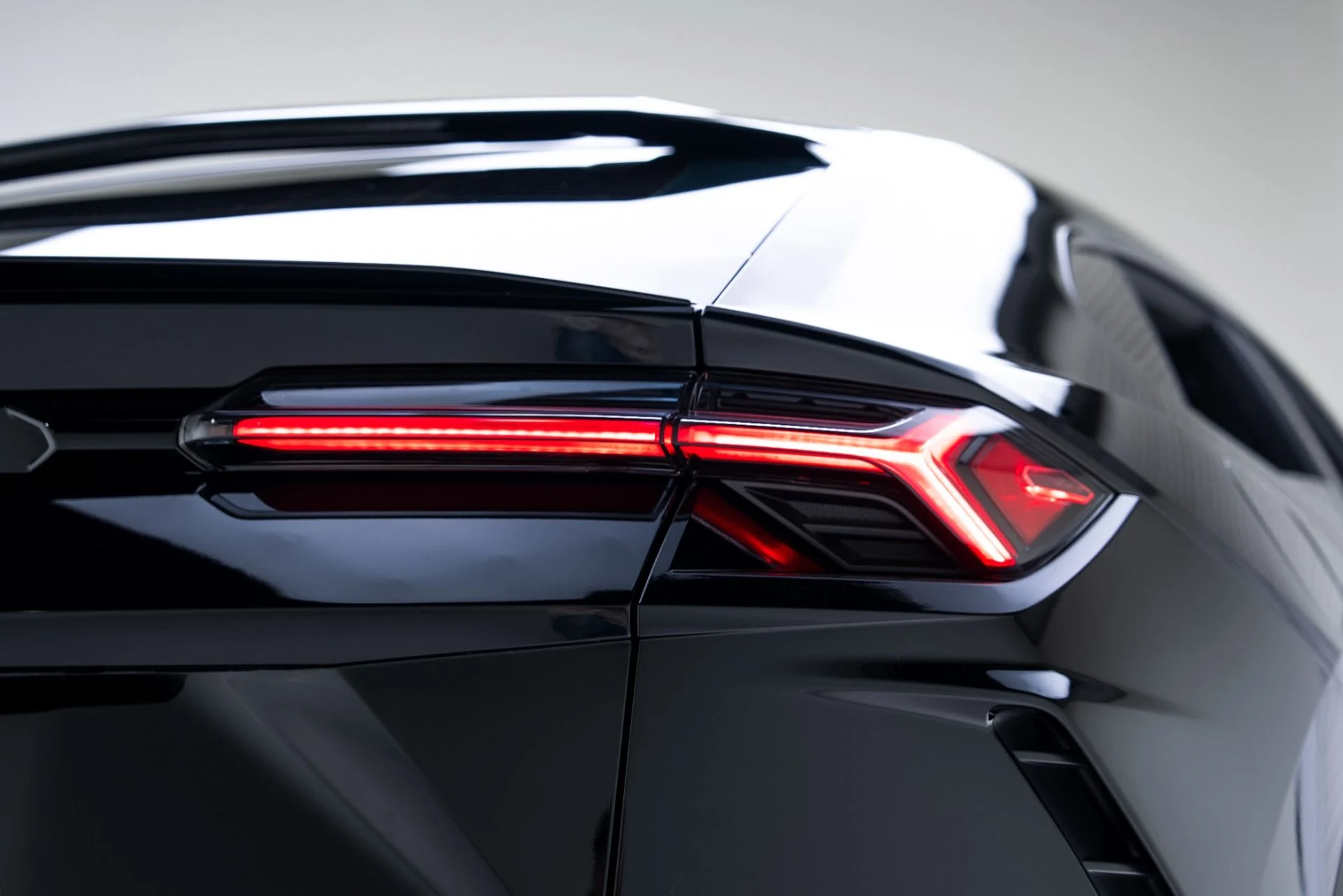 mph026_1827442064_Used_2022_Lamborghini_Urus_1769211578_77de90ee2e