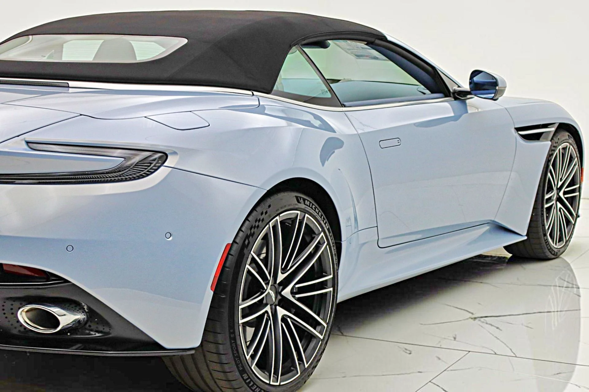 mph026_1850415681_New_2026_Aston_Martin_DB_12_Volante_c5cf753a45