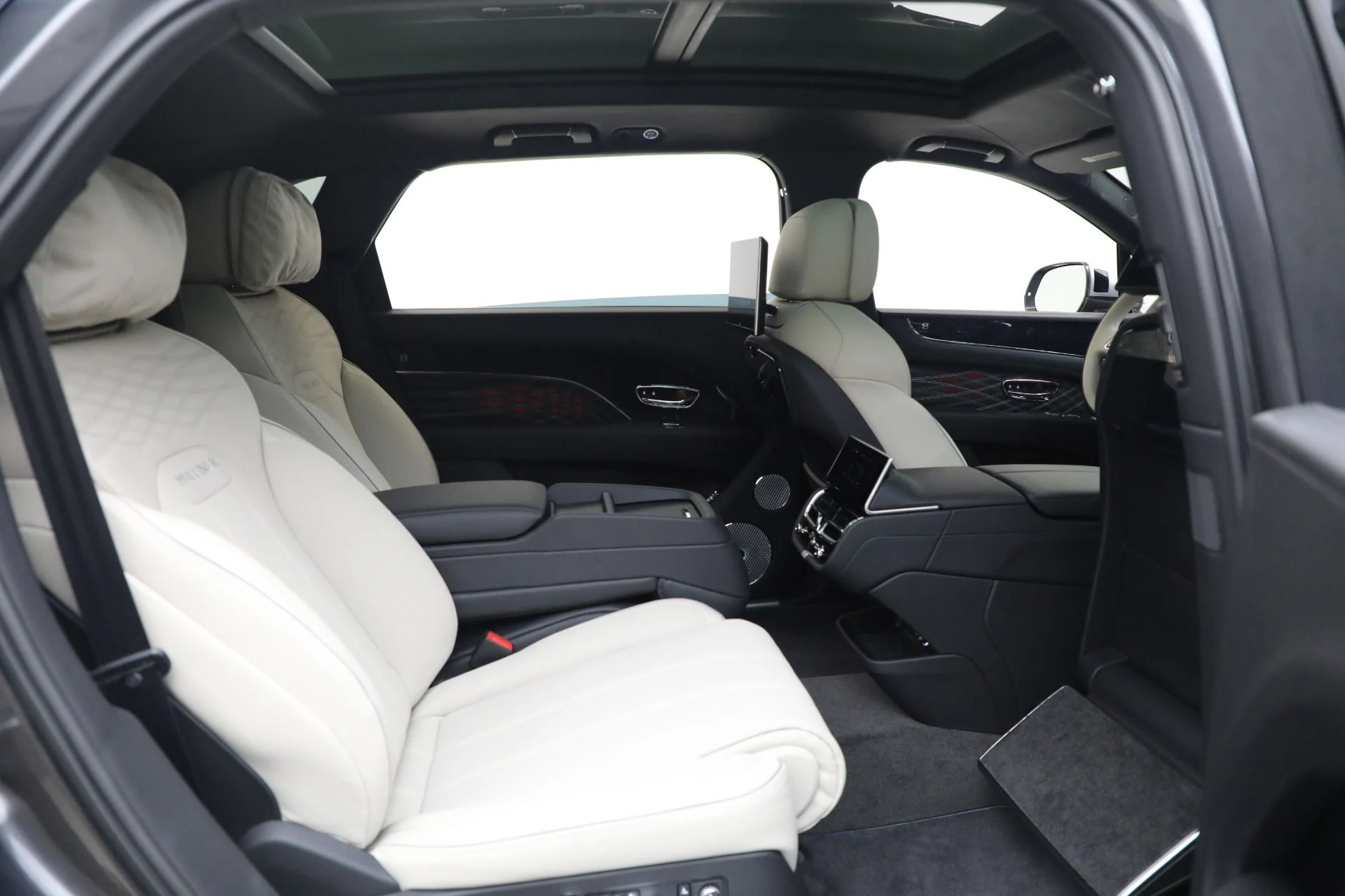 mph026_1862374044_New_2025_Bentley_Bentayga_EWB_Mulliner_V8_15e1a885c4